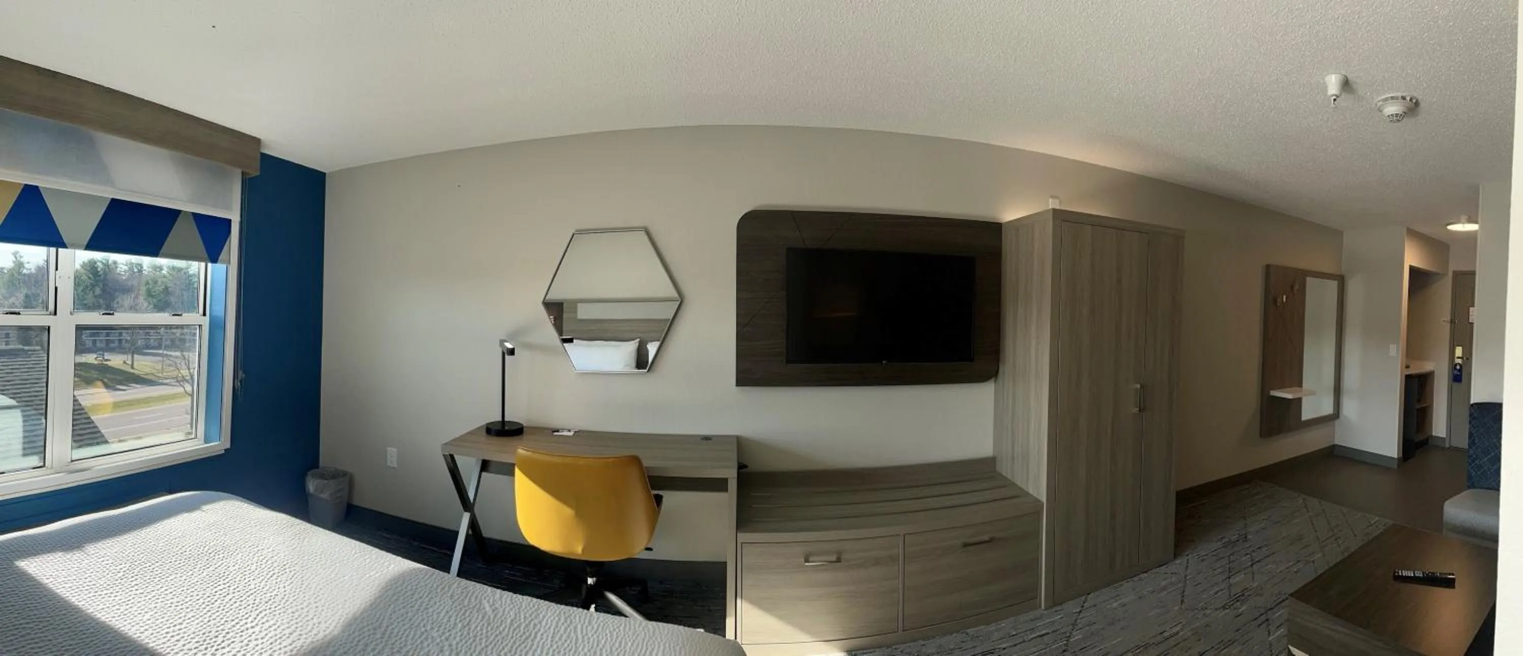 TV and multimedia, Bed in Holiday Inn Express & Suites Marquette by IHG