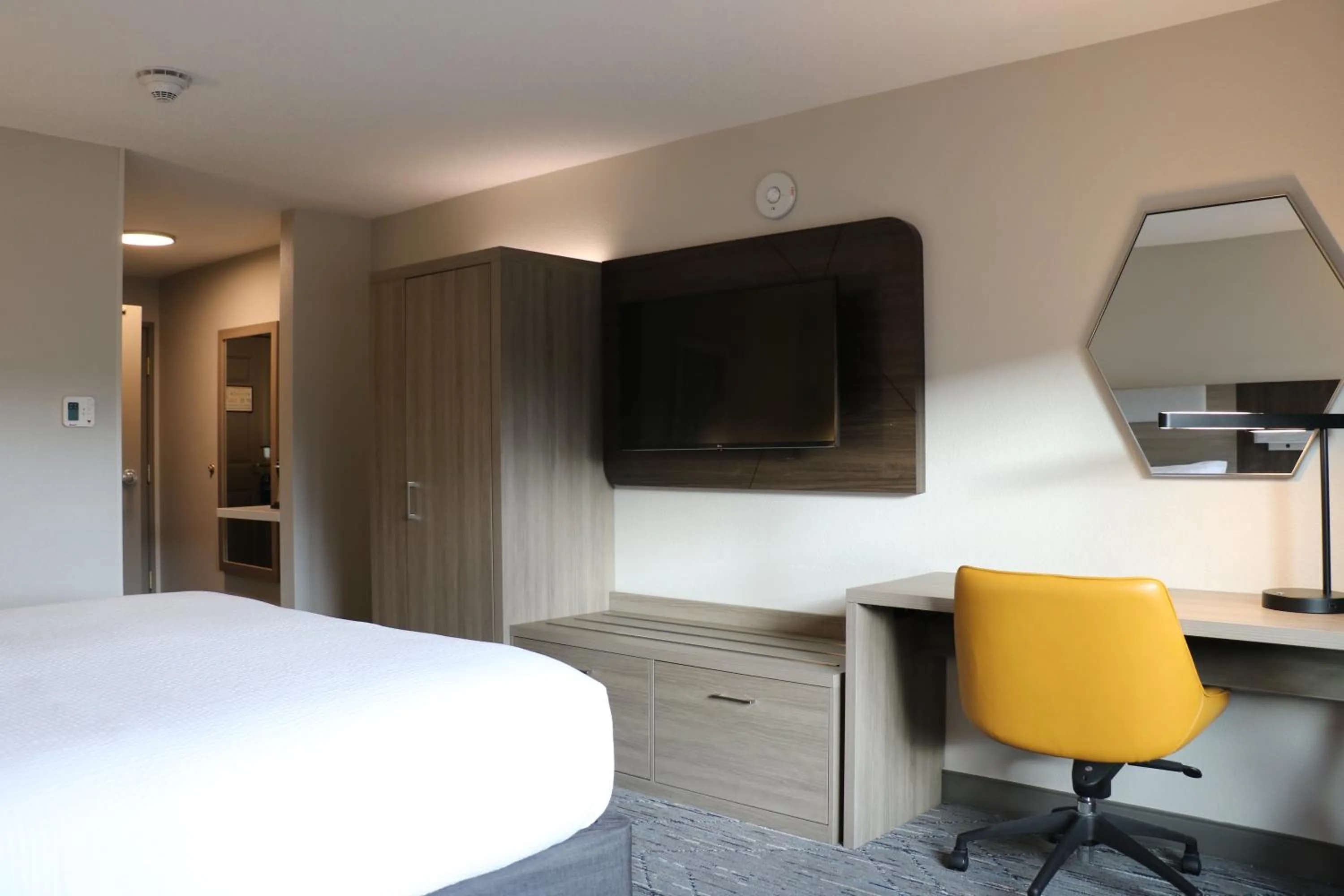 TV and multimedia in Holiday Inn Express & Suites Marquette by IHG