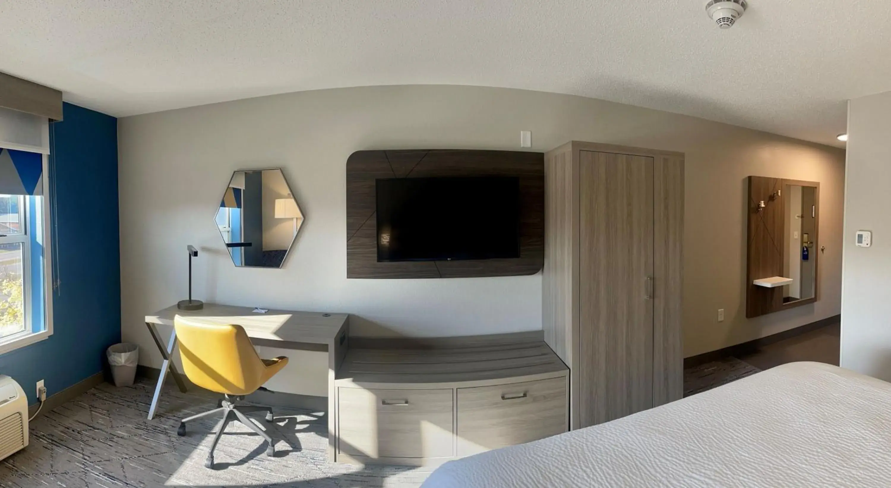 Standard King Room in Holiday Inn Express & Suites Marquette by IHG Standard King Room in Holiday Inn Express & Suites Marquette by IHG