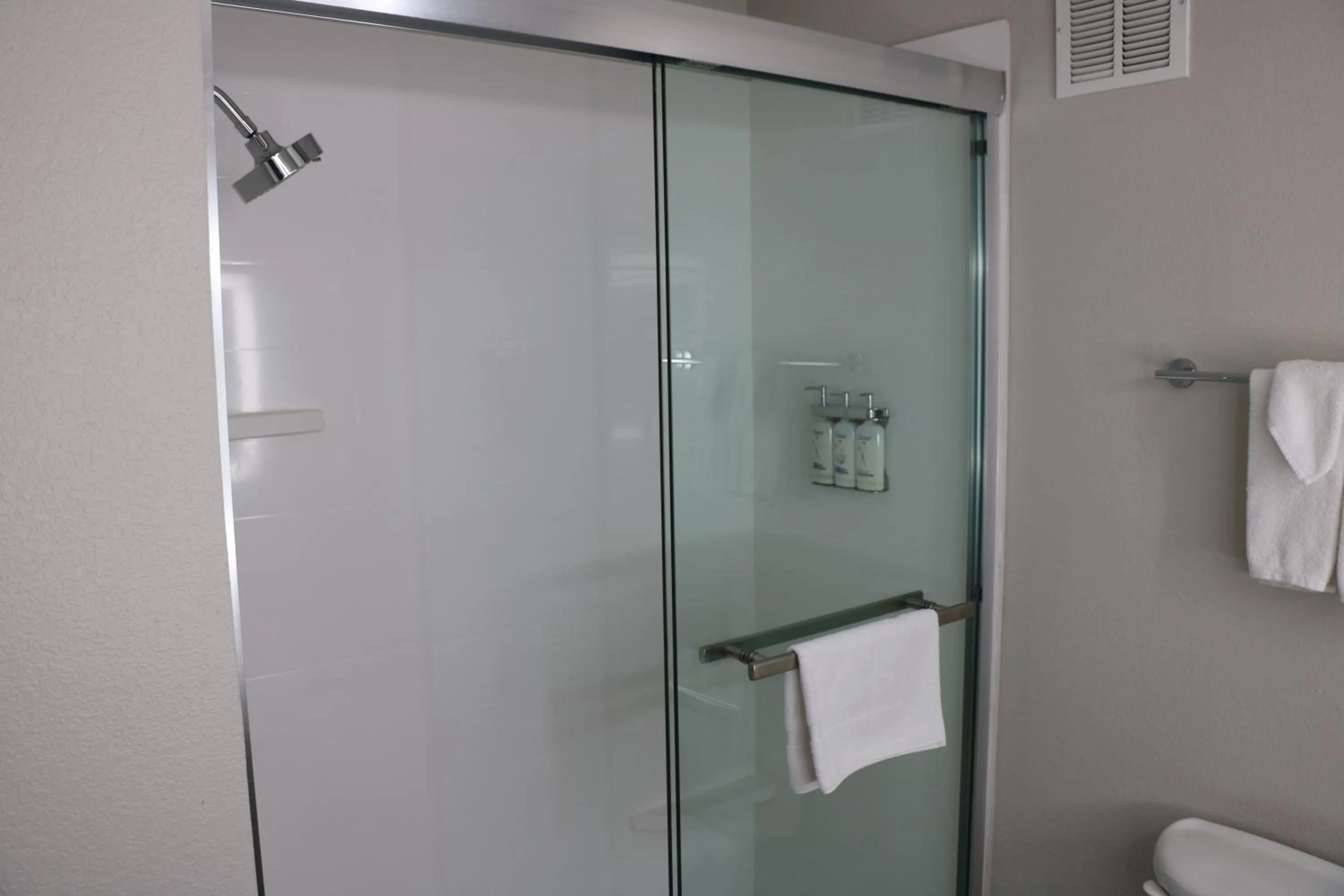 Shower in Holiday Inn Express & Suites Marquette by IHG