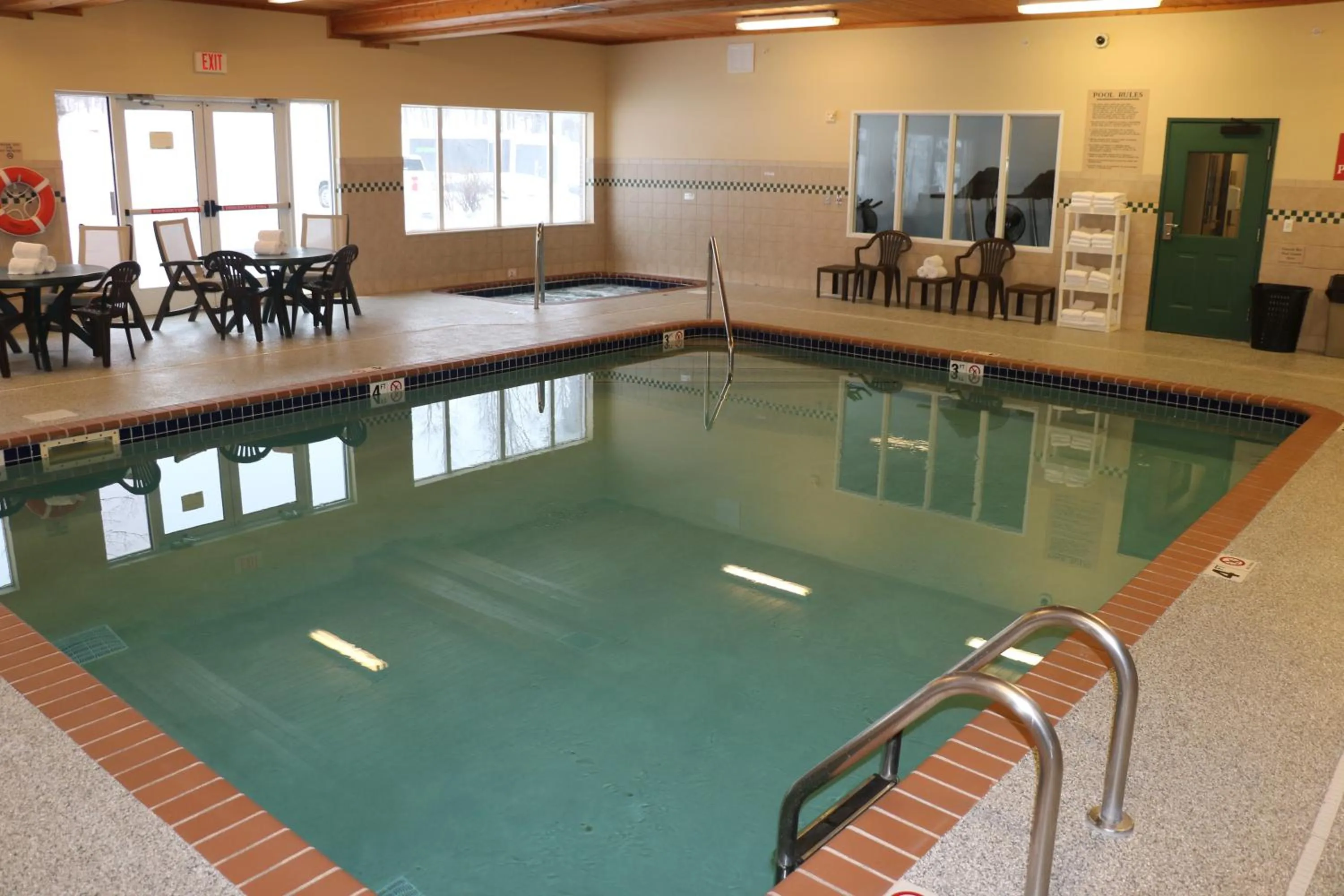 Swimming pool in Holiday Inn Express & Suites Marquette by IHG