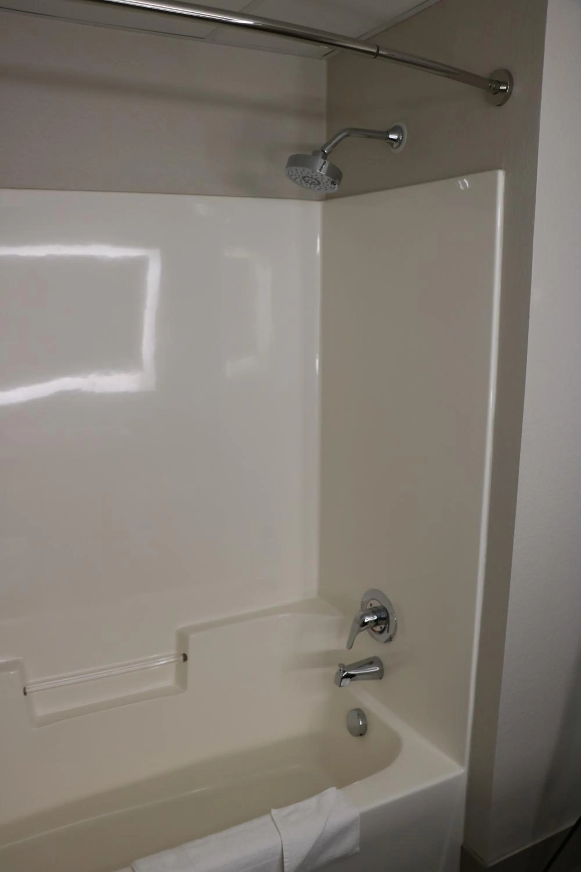 Shower in Holiday Inn Express & Suites Marquette by IHG