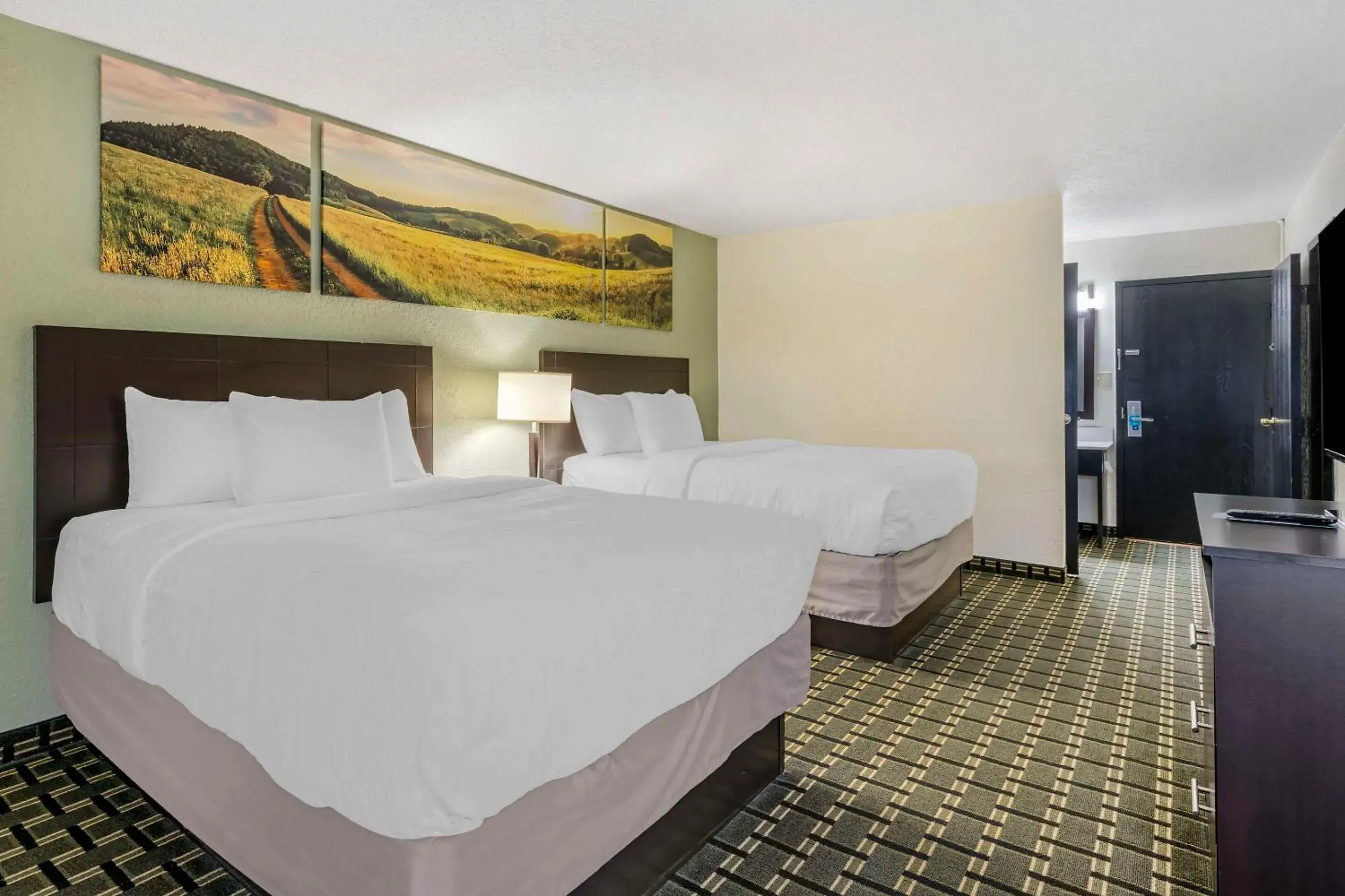 Bedroom, Bed in Clarion Pointe Bedroom, Bed in Clarion Pointe