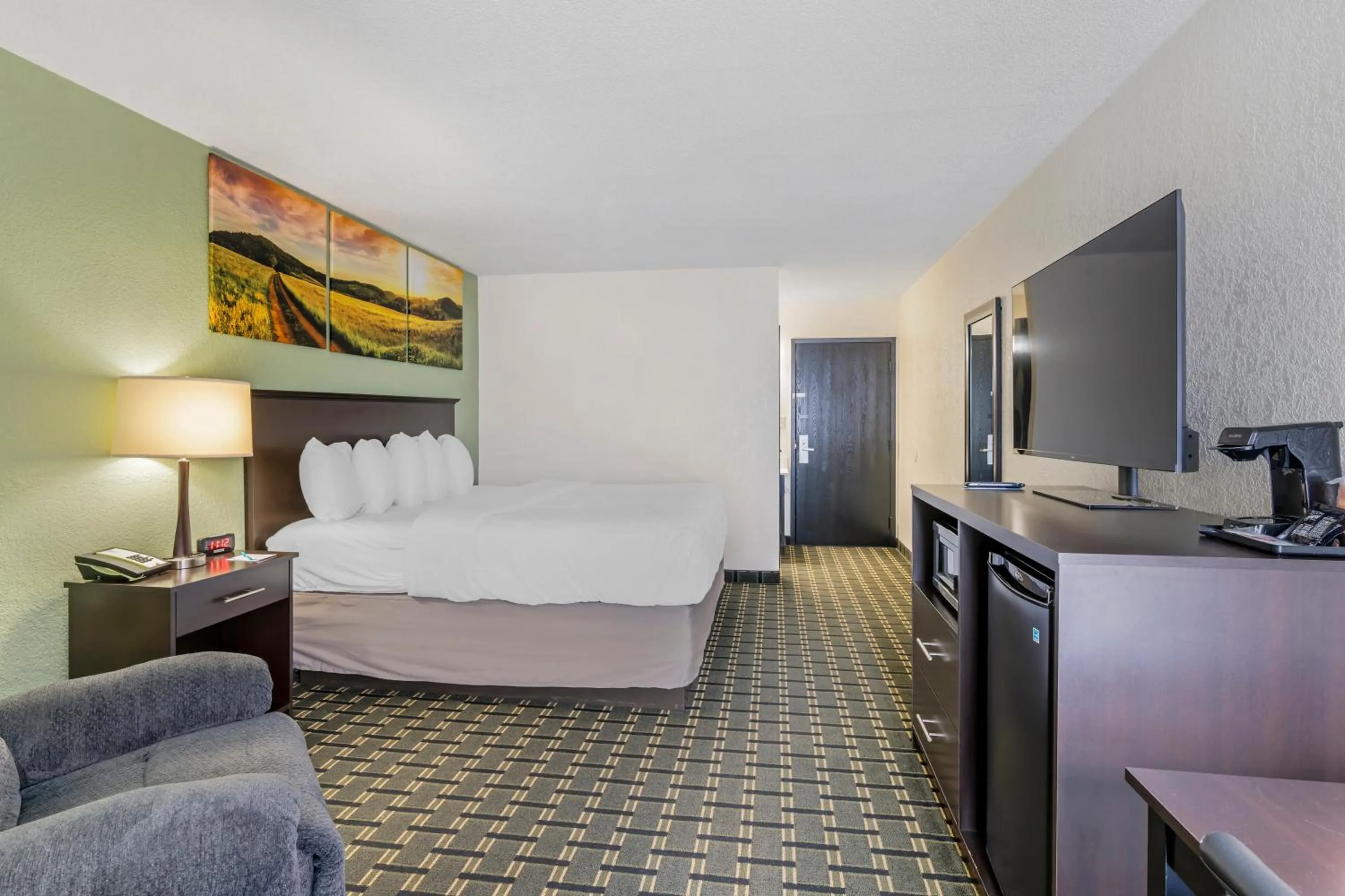 Photo of the whole room, Bed in Clarion Pointe