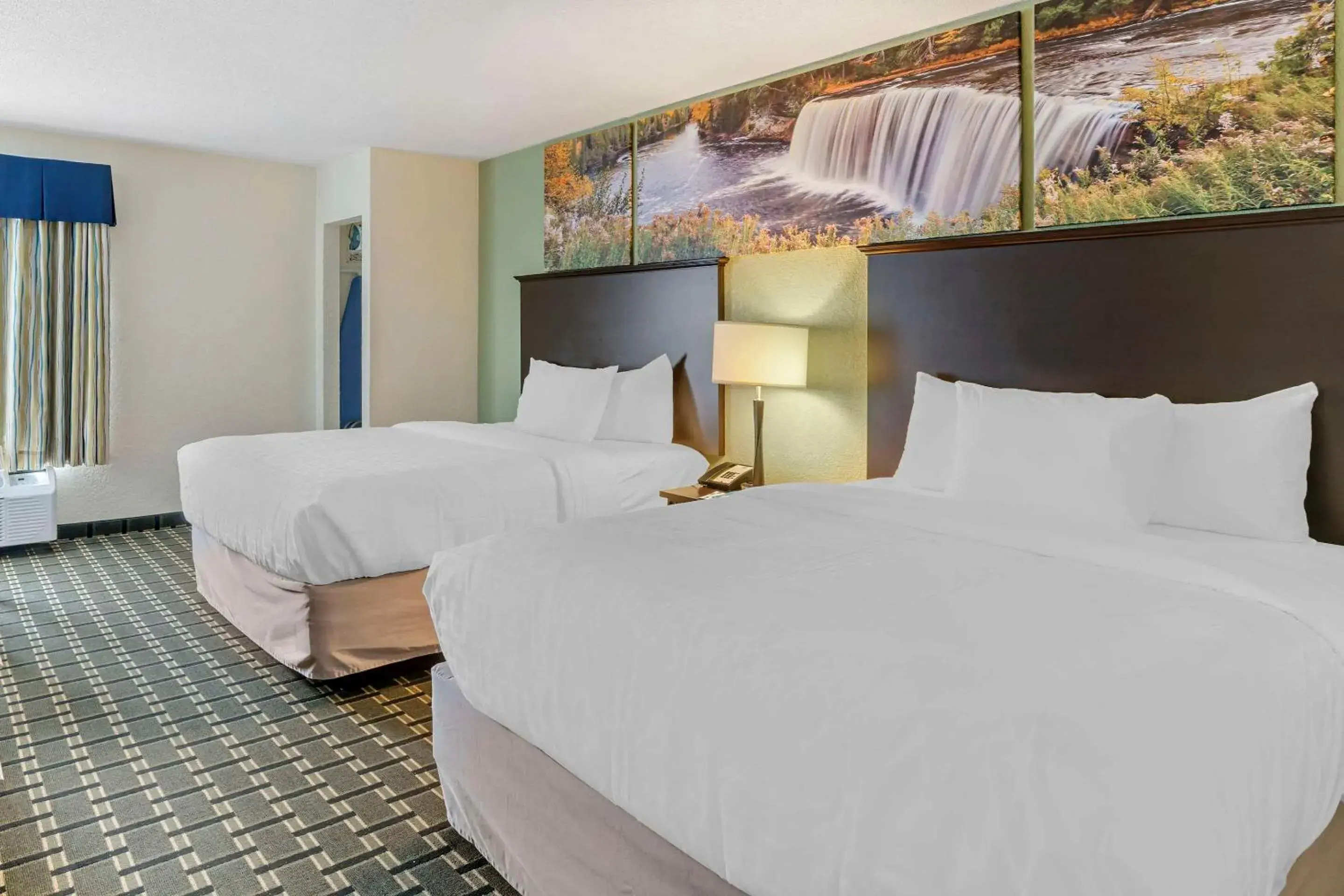 Bedroom, Bed in Clarion Pointe Bedroom, Bed in Clarion Pointe