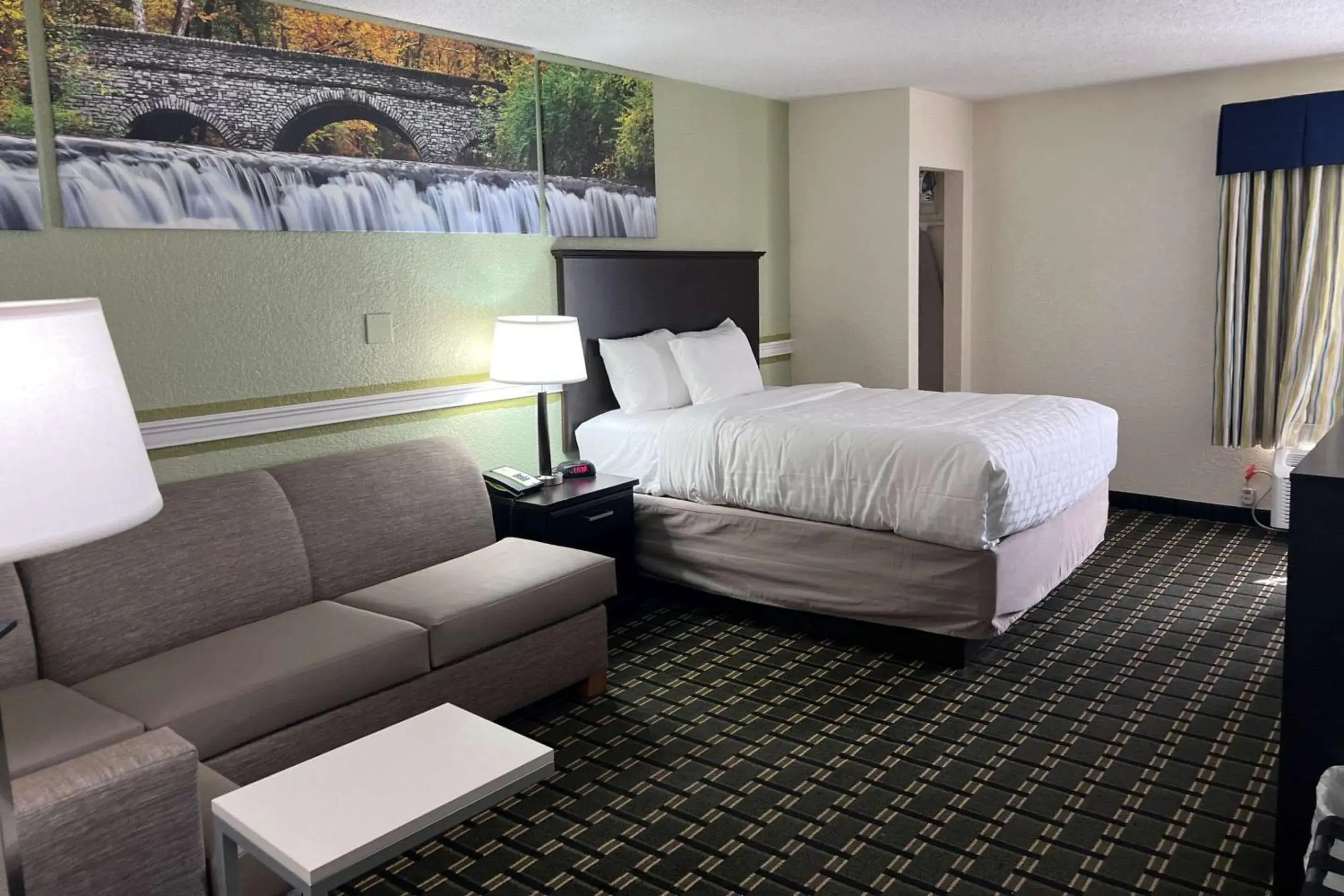 Bedroom, Bed in Clarion Pointe Bedroom, Bed in Clarion Pointe