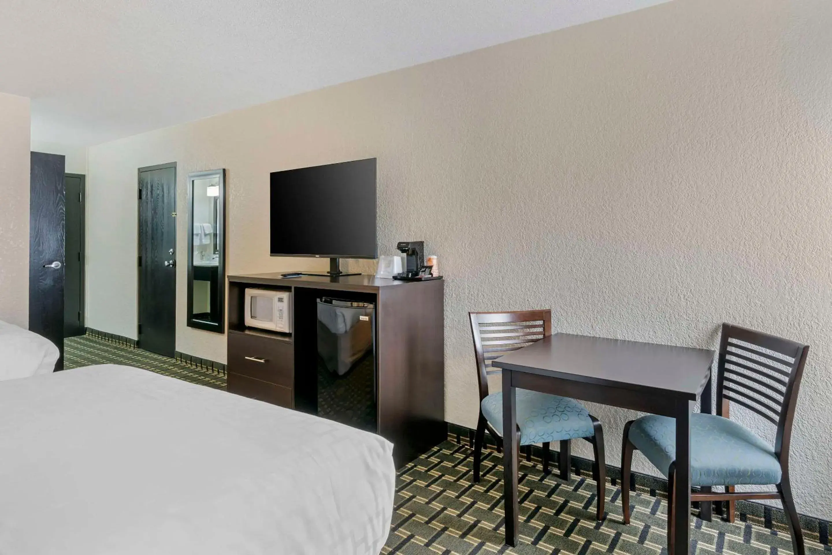 Bedroom, Bed in Clarion Pointe Bedroom, Bed in Clarion Pointe