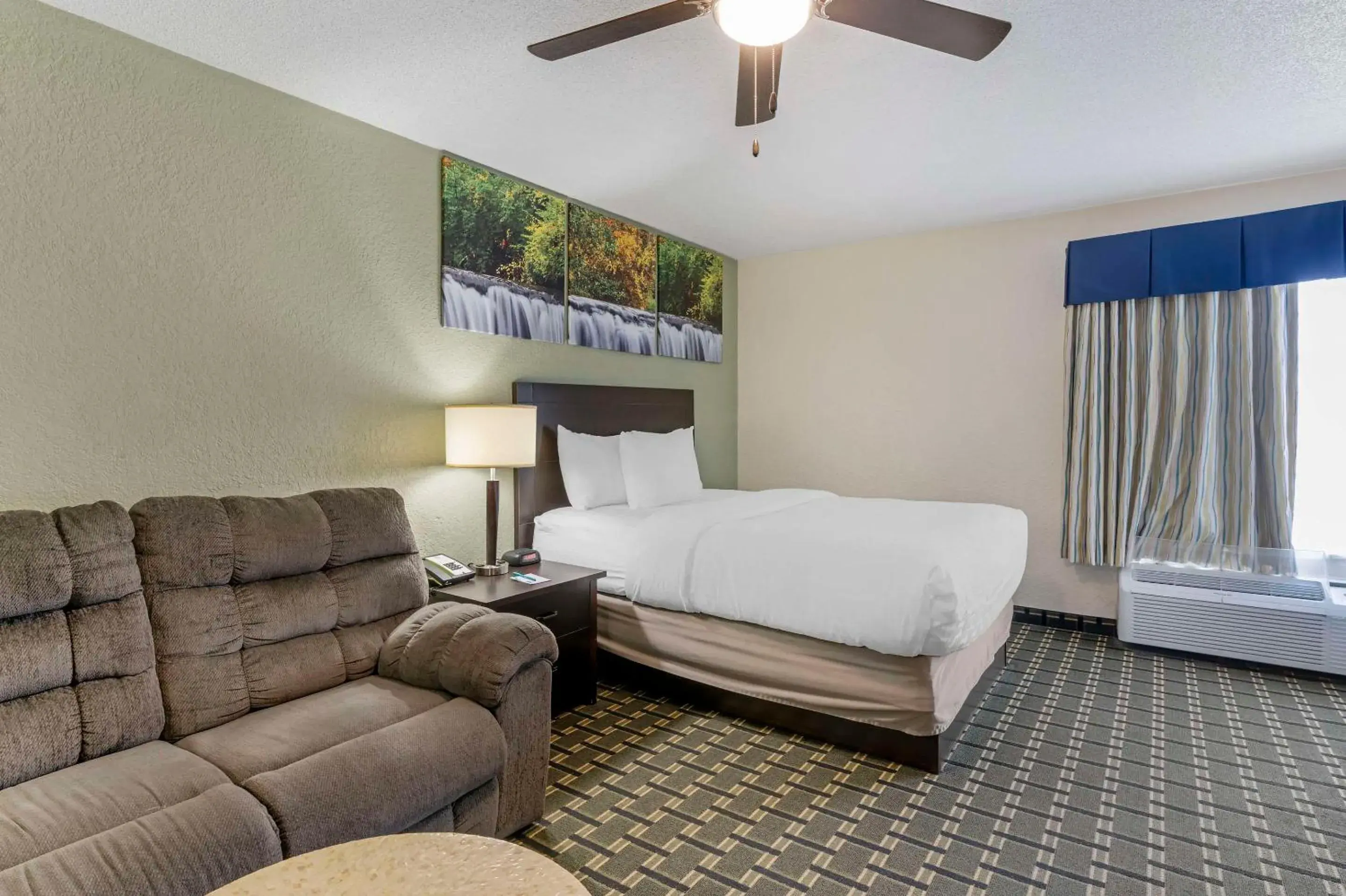 Bedroom, Bed in Clarion Pointe Bedroom, Bed in Clarion Pointe