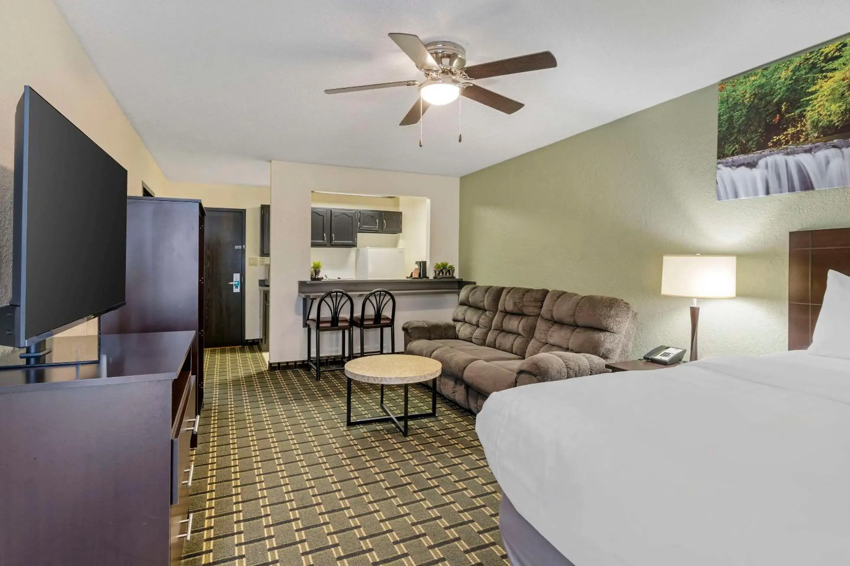 Bedroom, Bed in Clarion Pointe Bedroom, Bed in Clarion Pointe