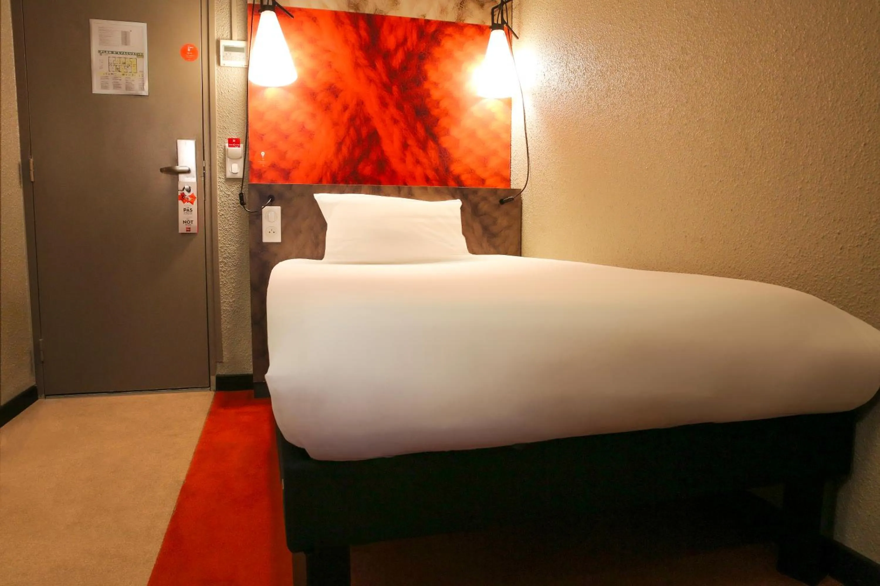 Bedroom, Bed in ibis Clichy Centre Mairie