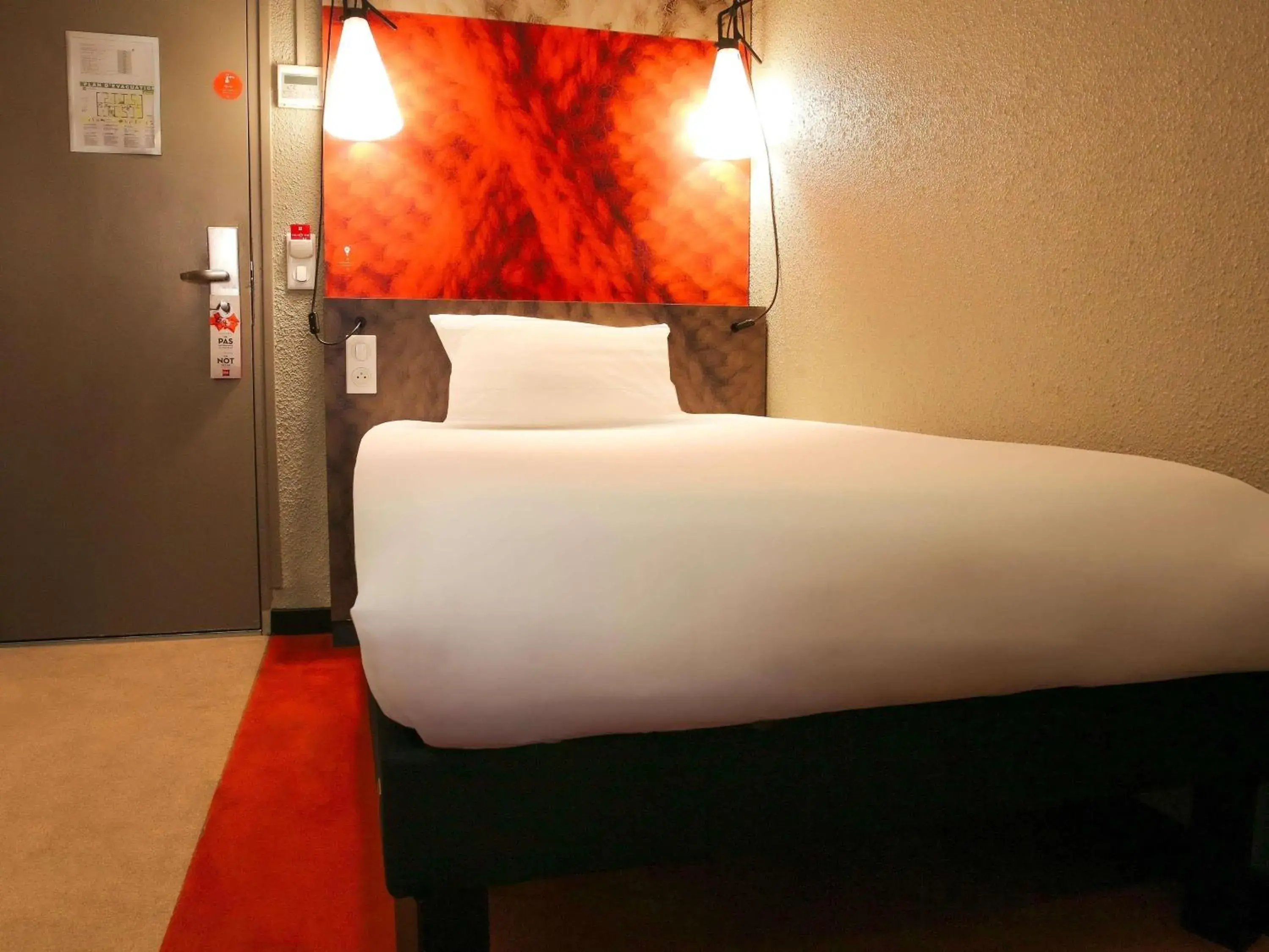 Bedroom, Bed in ibis Clichy Centre Mairie Bedroom, Bed in ibis Clichy Centre Mairie