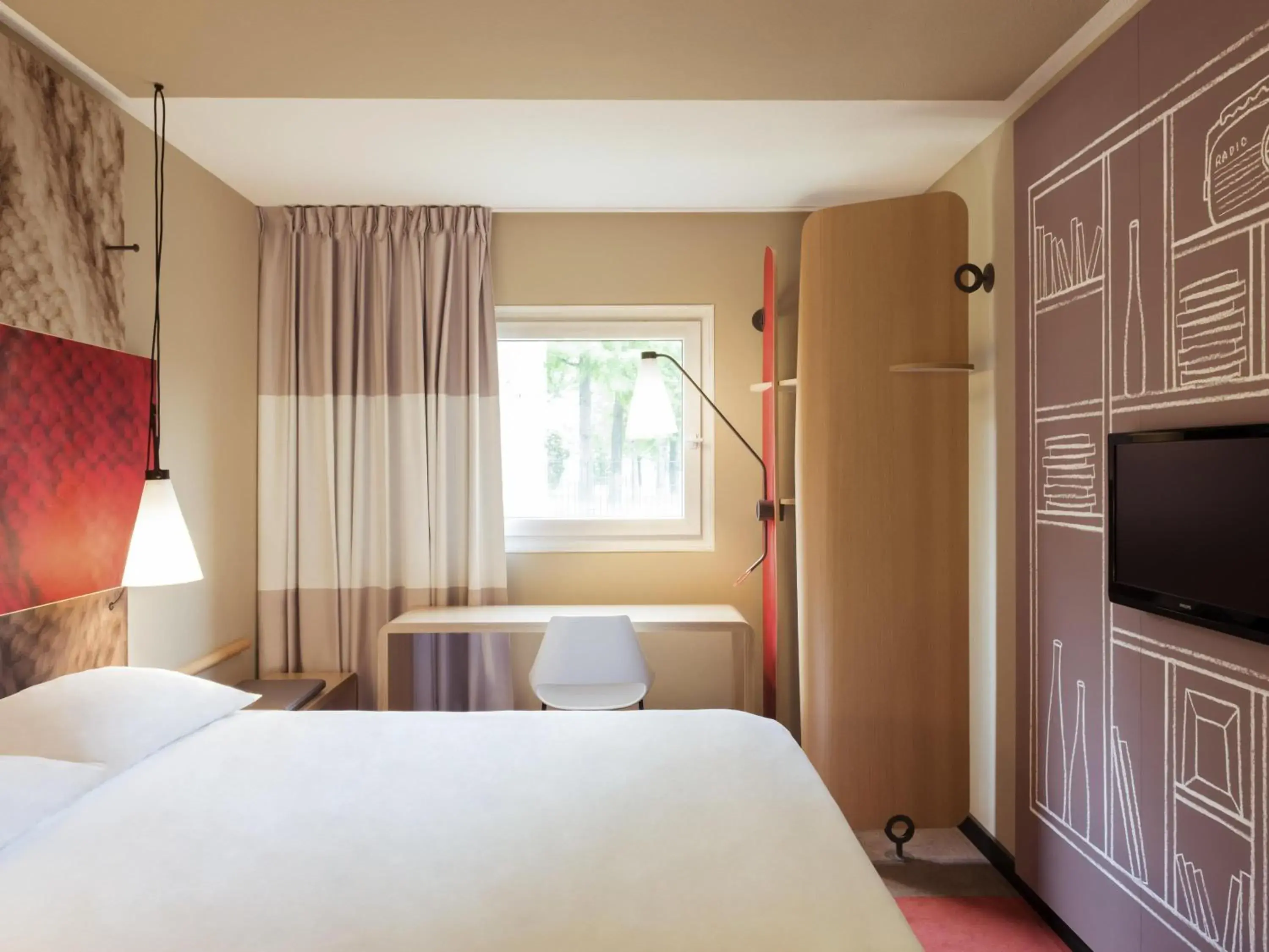 Bedroom, Bed in ibis Clichy Centre Mairie Bedroom, Bed in ibis Clichy Centre Mairie