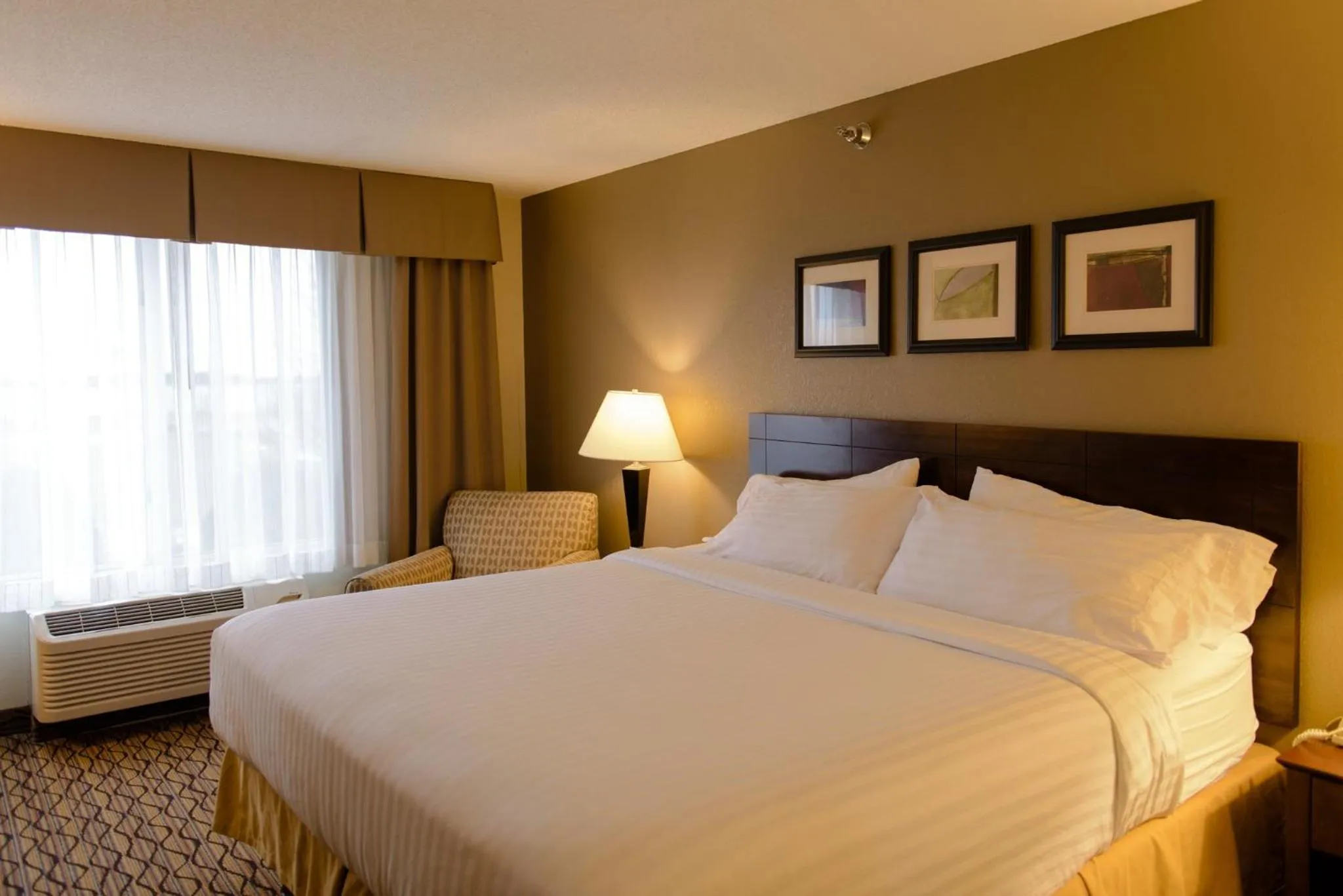 Photo of the whole room, Bed in Holiday Inn Express & Suites Superior by IHG