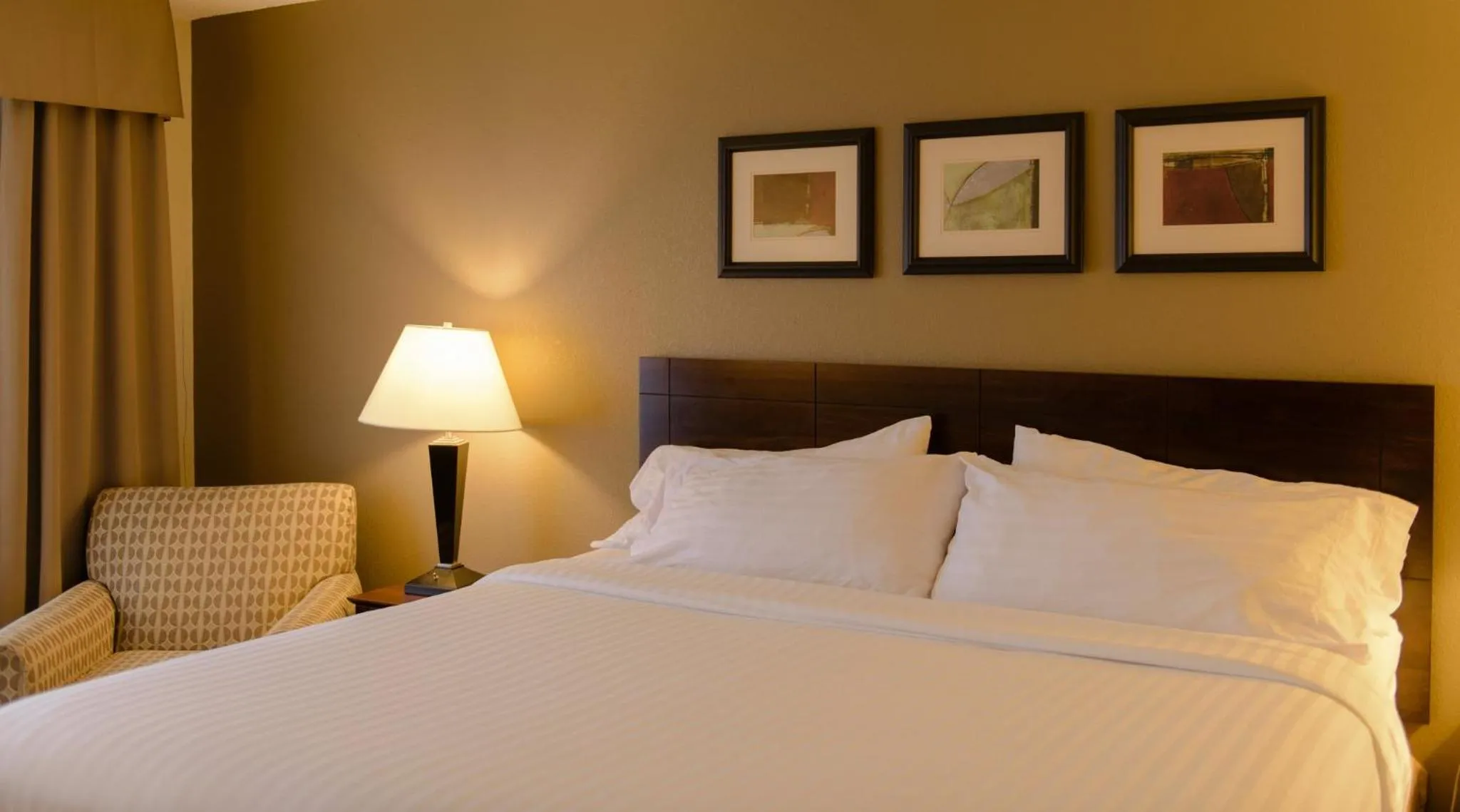 Photo of the whole room, Bed in Holiday Inn Express & Suites Superior by IHG