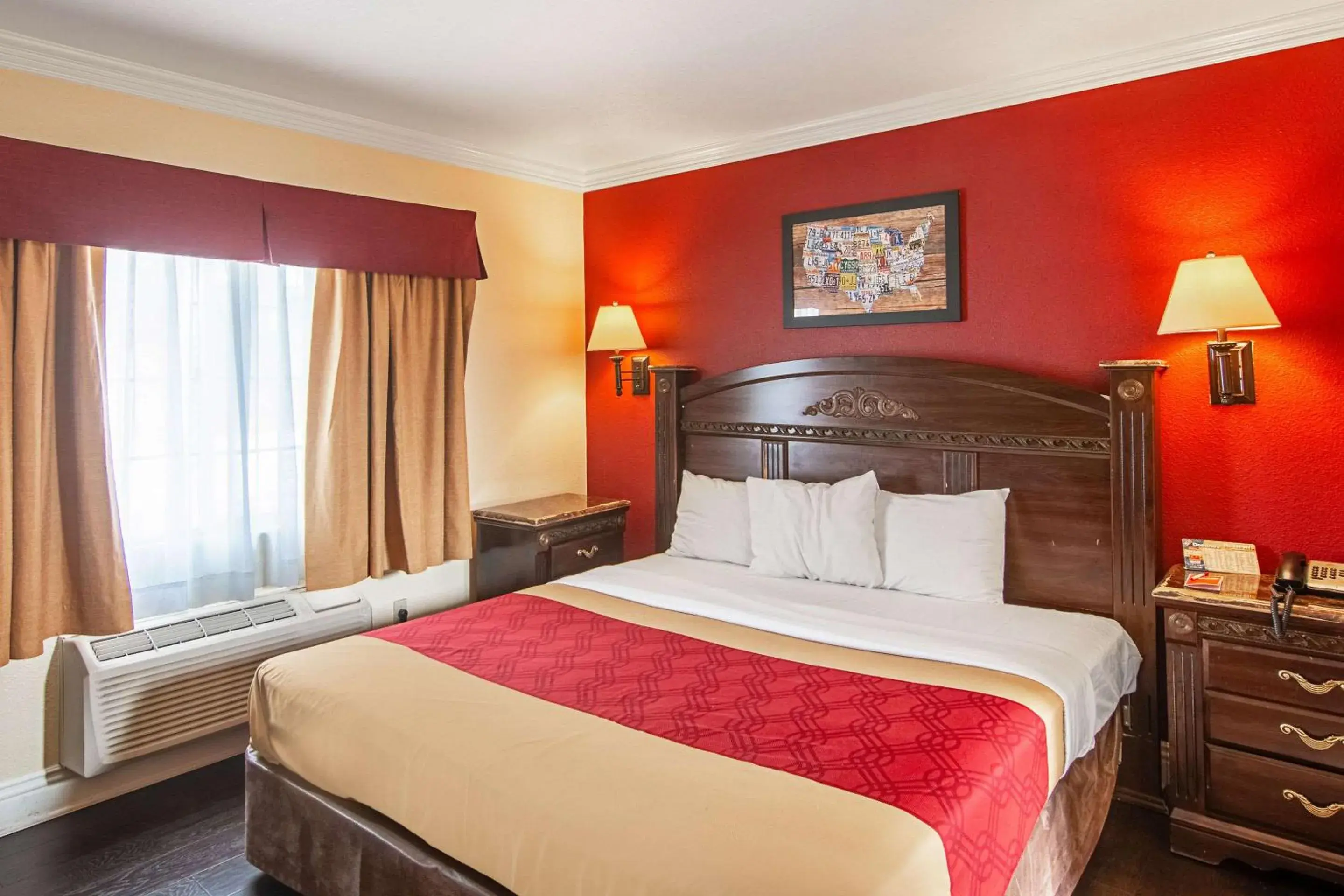 Photo of the whole room, Bed in Econo Lodge Long Beach I-405 Photo of the whole room, Bed in Econo Lodge Long Beach I-405