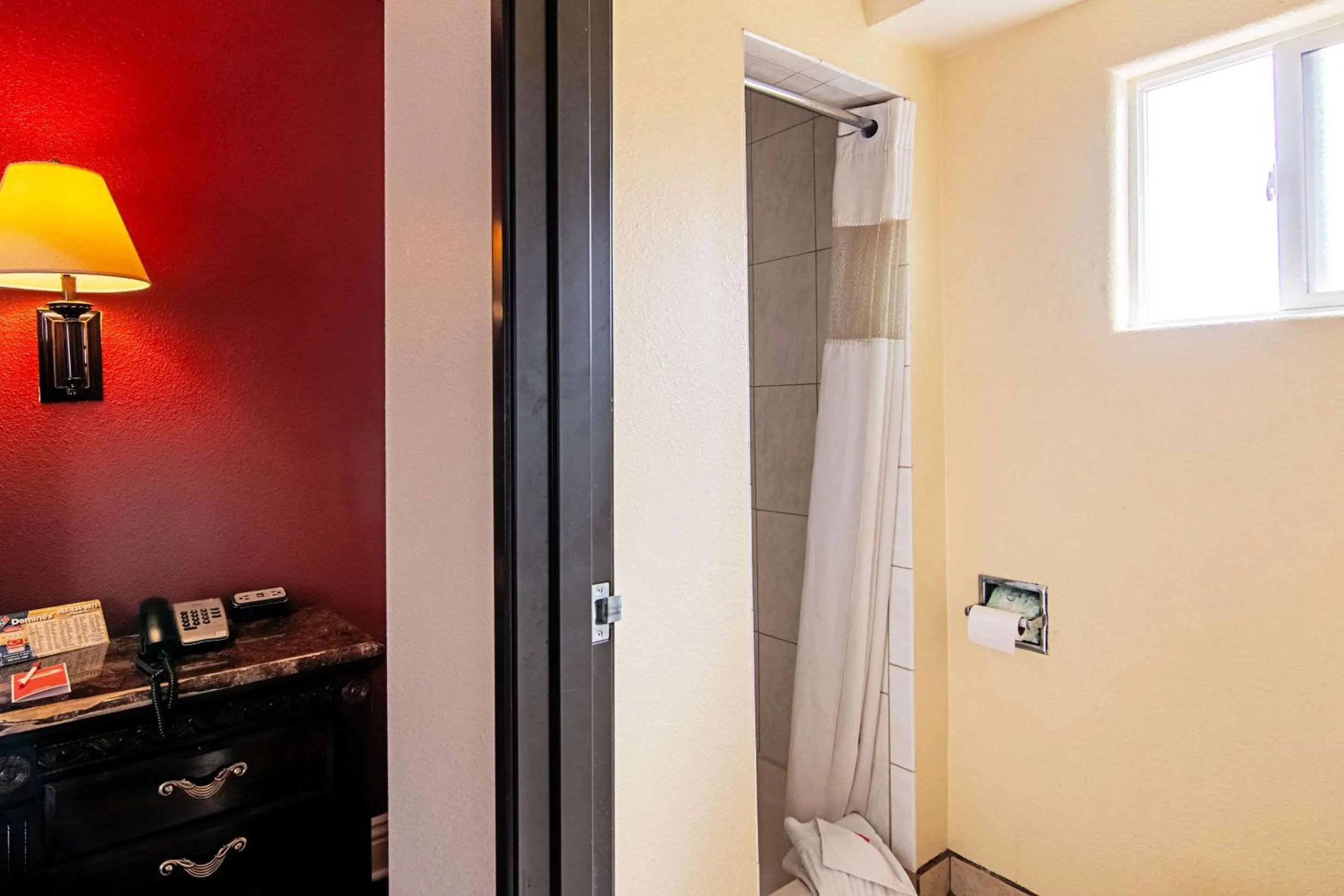 Photo of the whole room in Econo Lodge Long Beach I-405