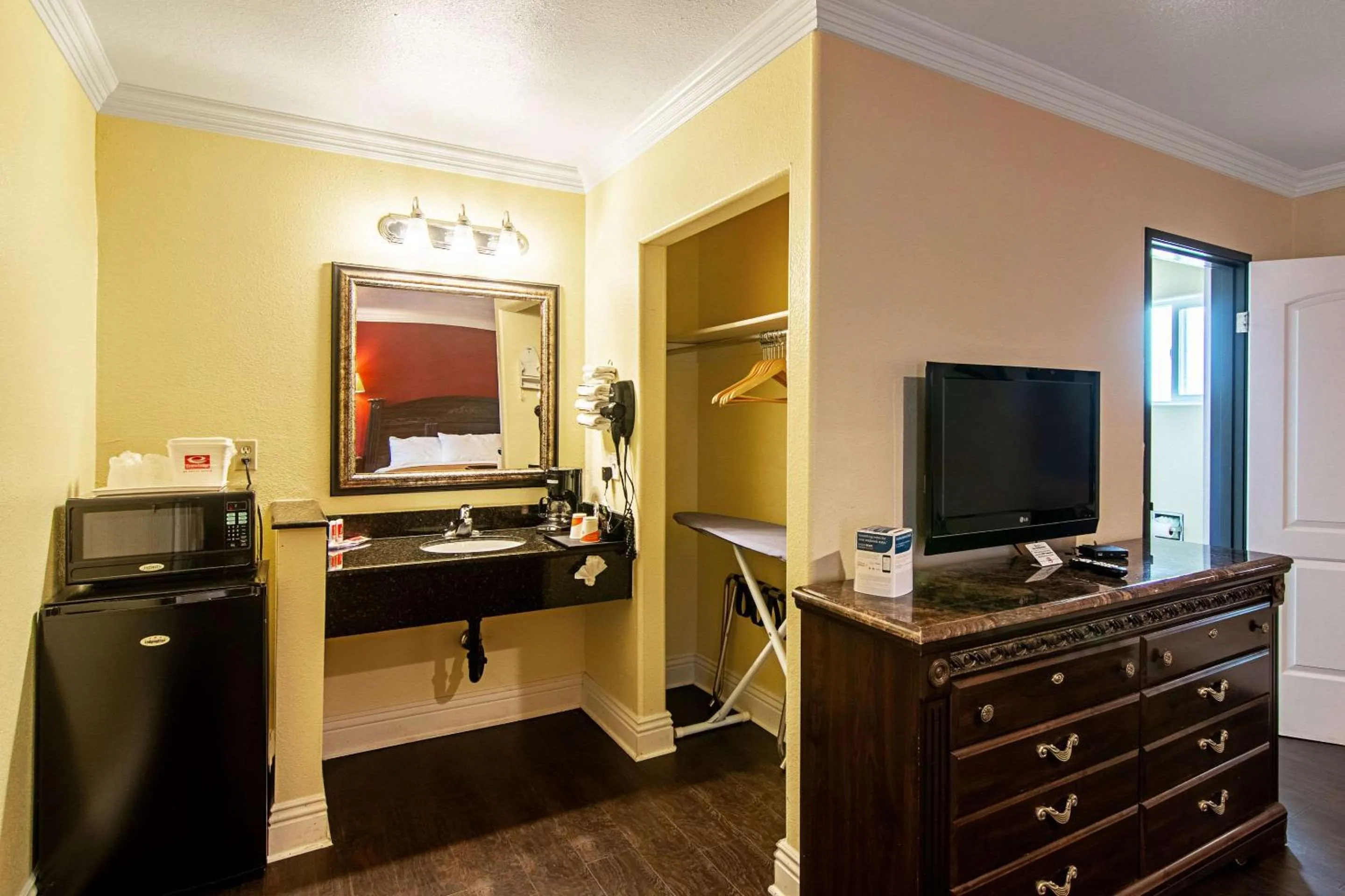 Photo of the whole room in Econo Lodge Long Beach I-405