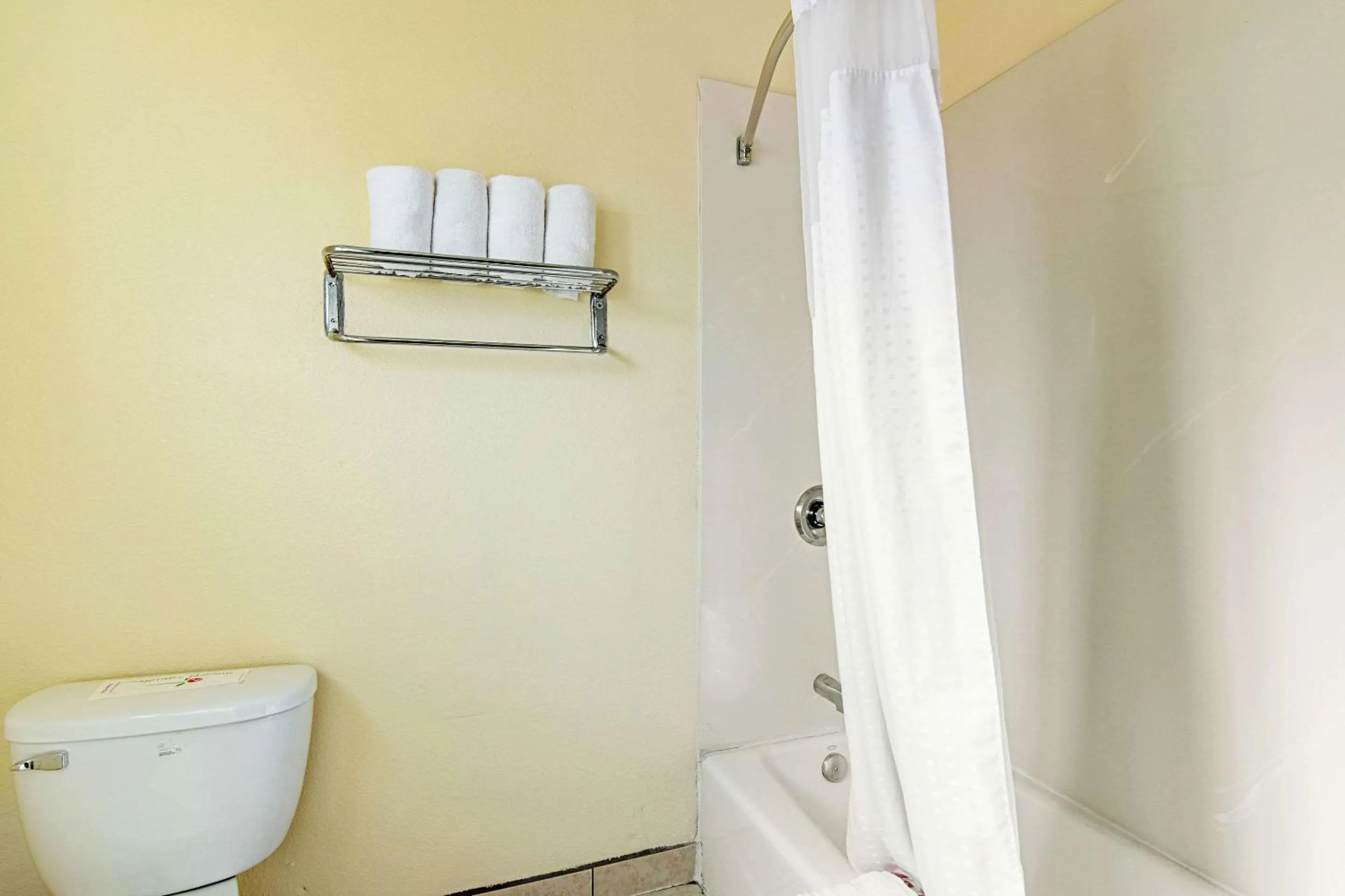 Photo of the whole room in Econo Lodge Long Beach I-405