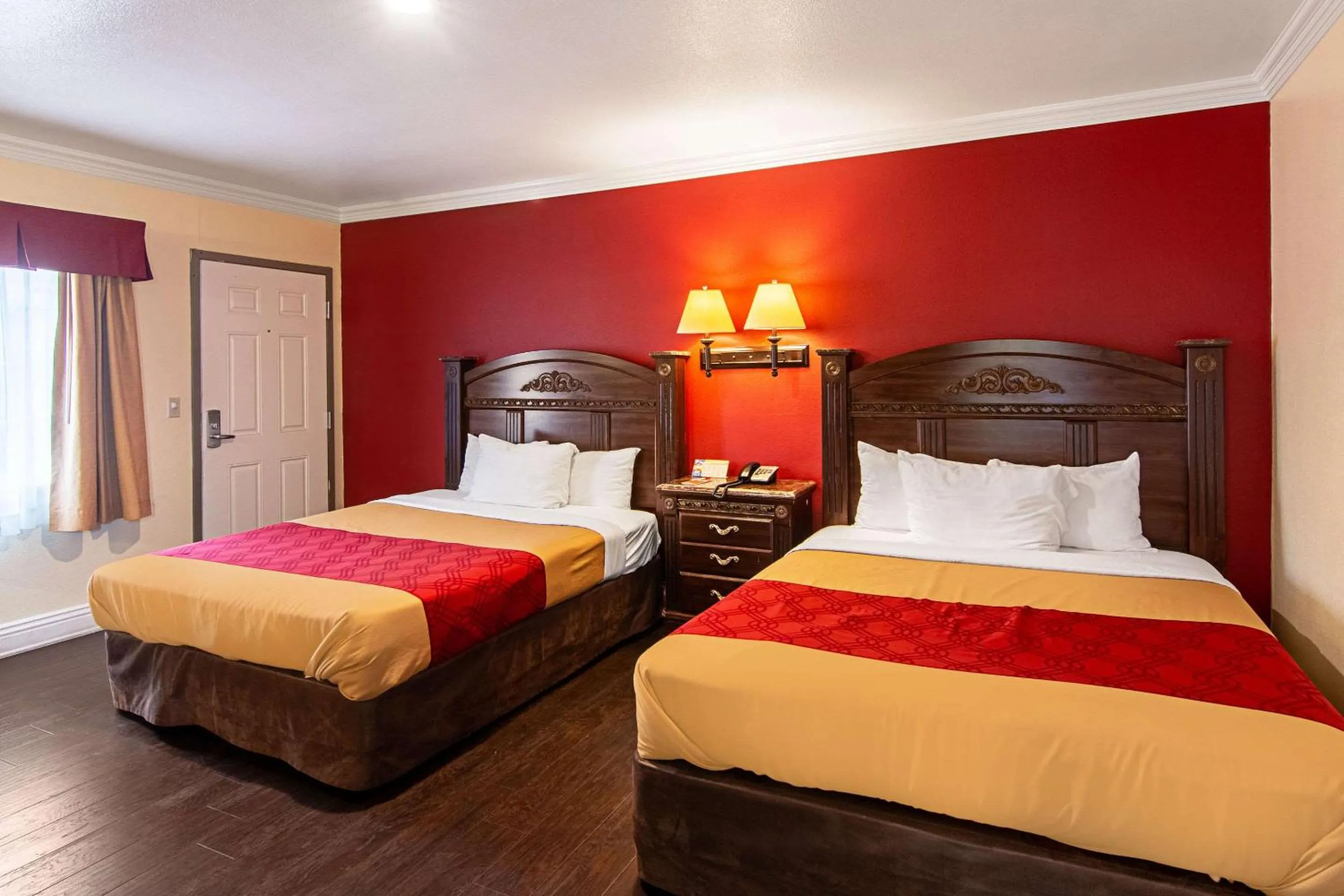 Photo of the whole room, Bed in Econo Lodge Long Beach I-405