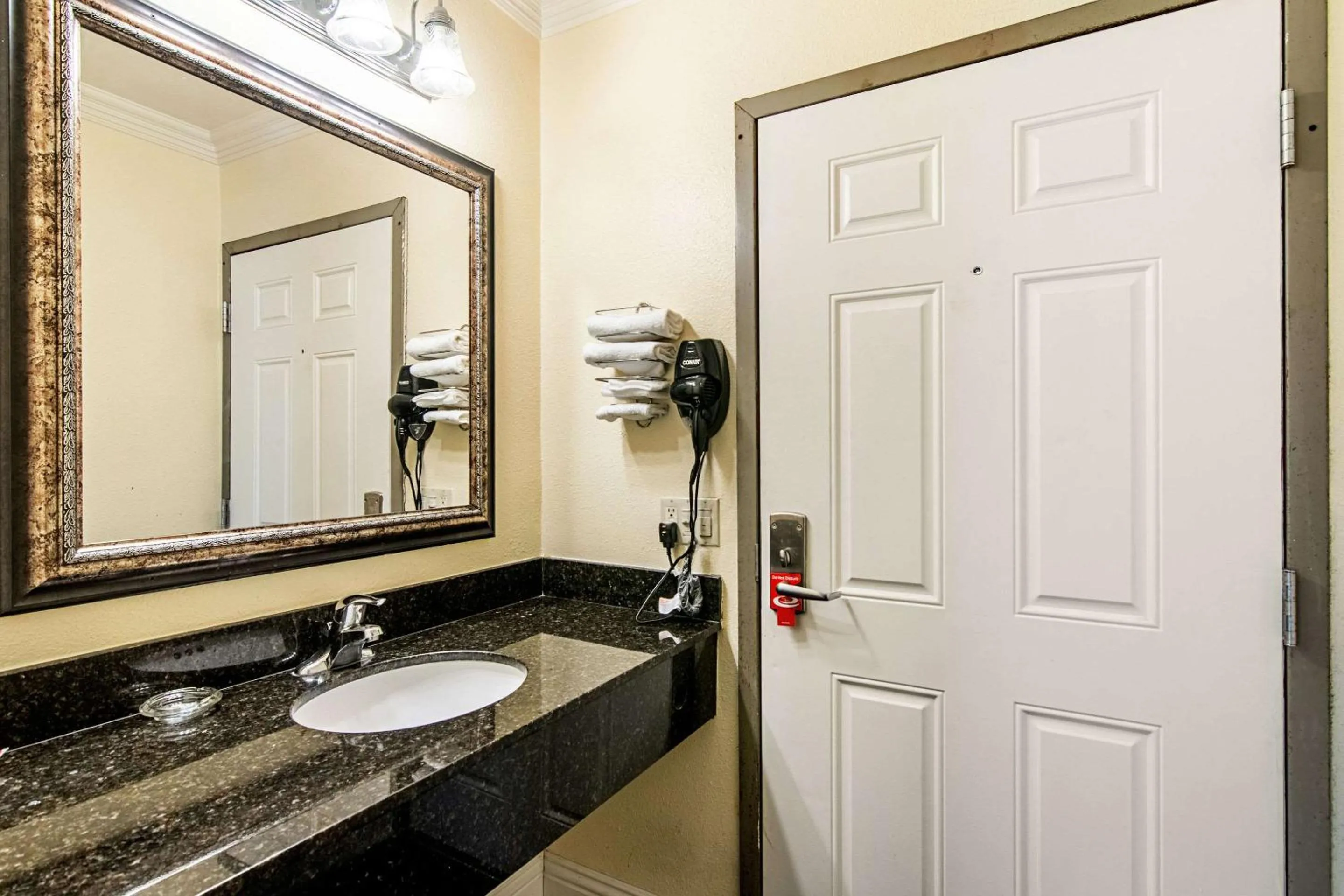 Photo of the whole room in Econo Lodge Long Beach I-405