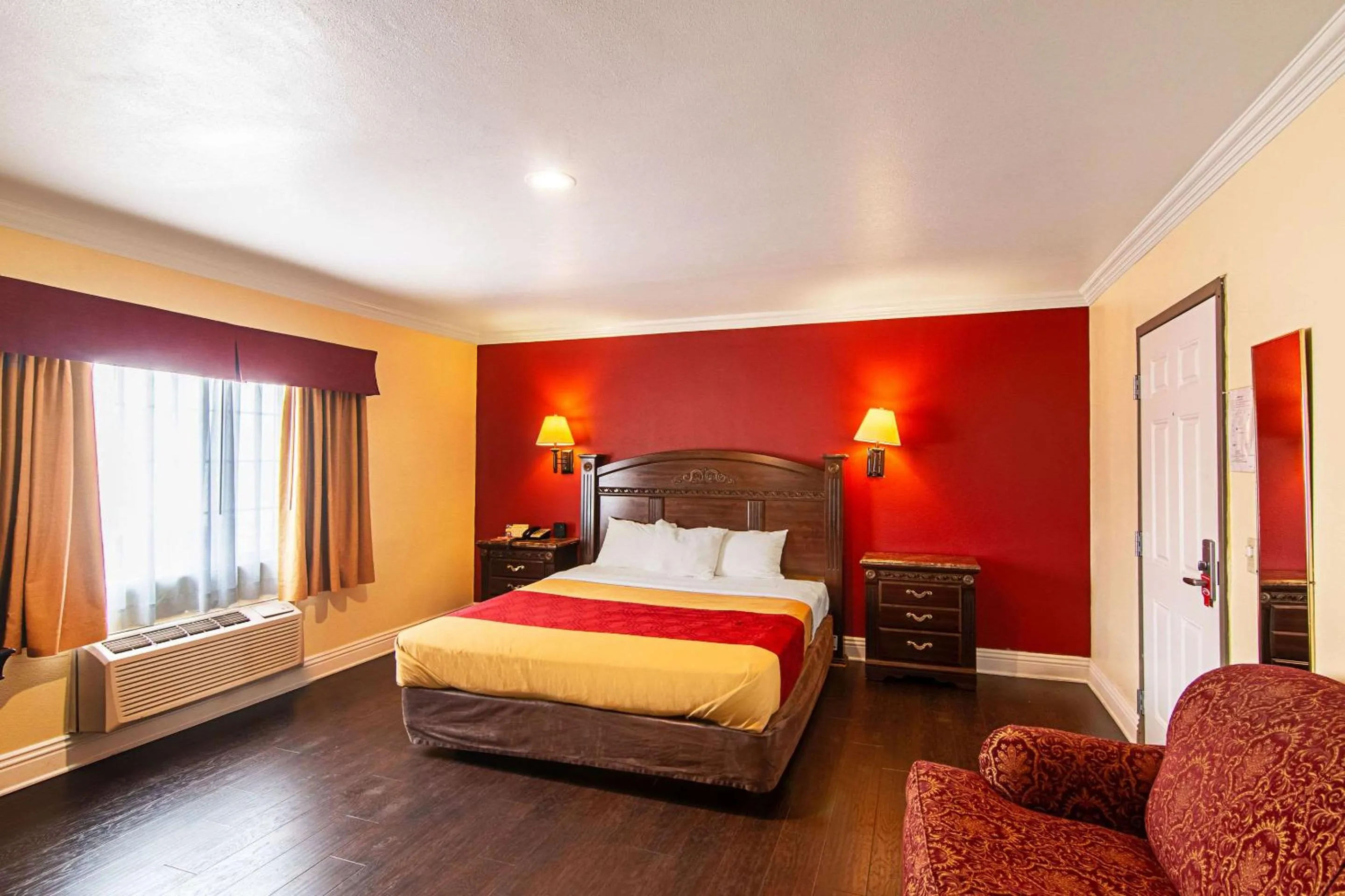 Photo of the whole room, Bed in Econo Lodge Long Beach I-405