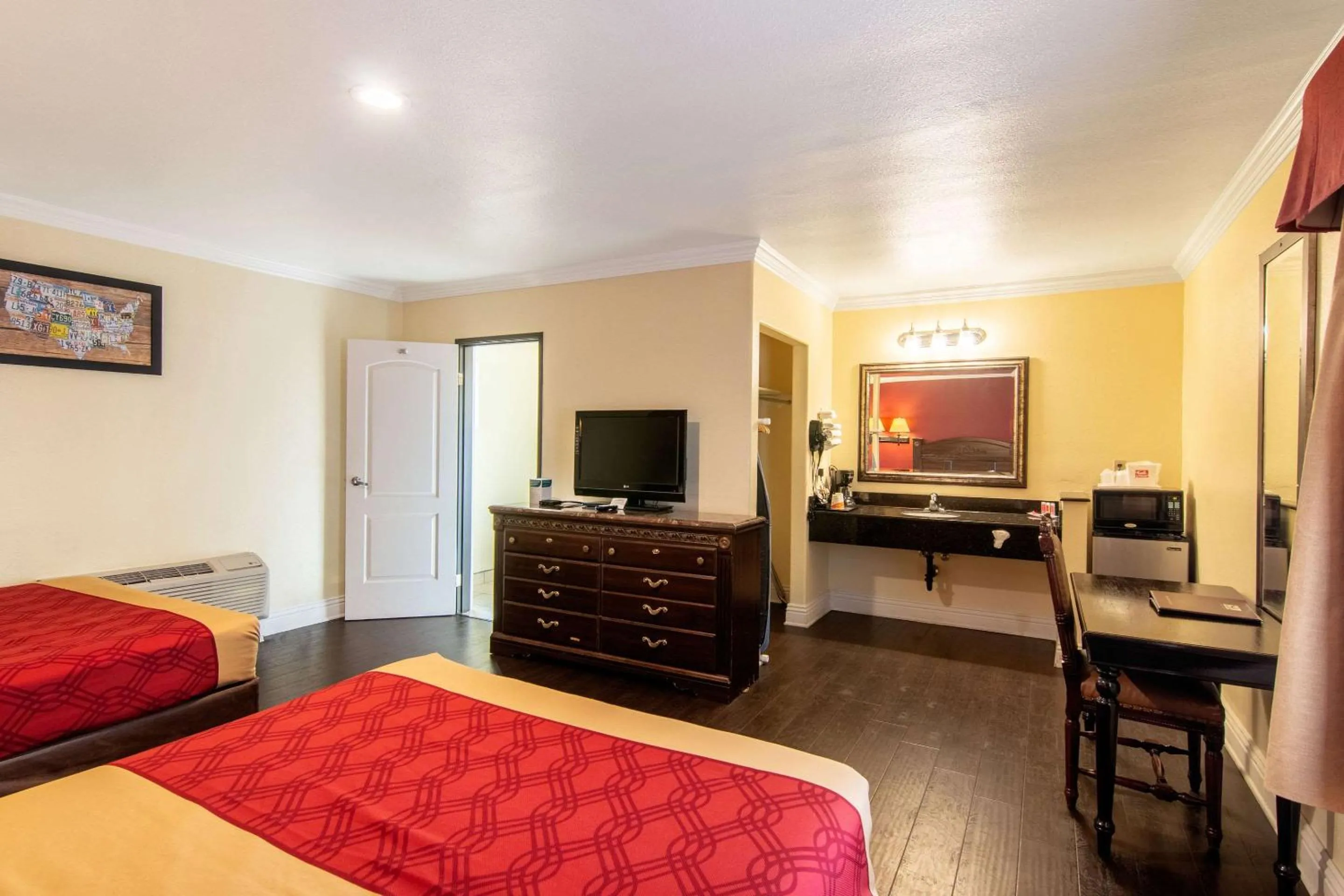 Photo of the whole room, Bed in Econo Lodge Long Beach I-405