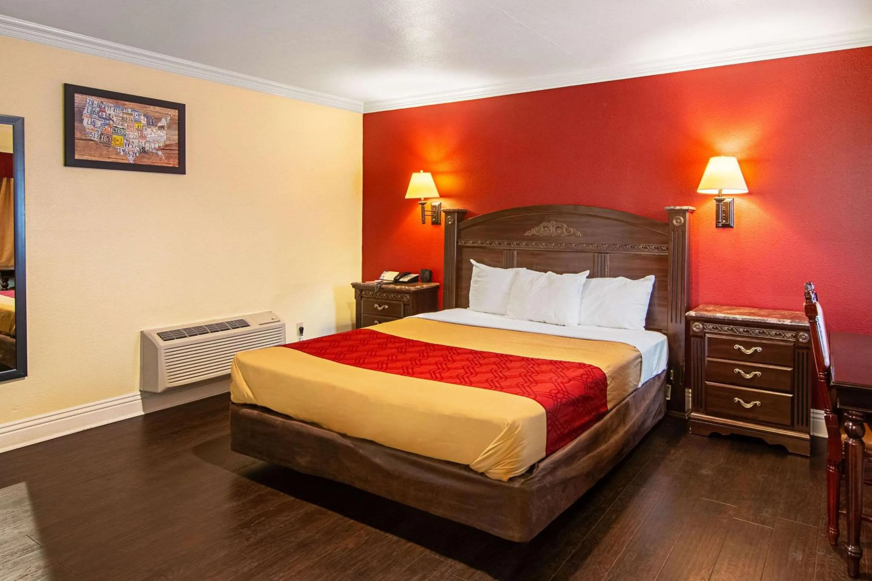 Photo of the whole room, Bed in Econo Lodge Long Beach I-405