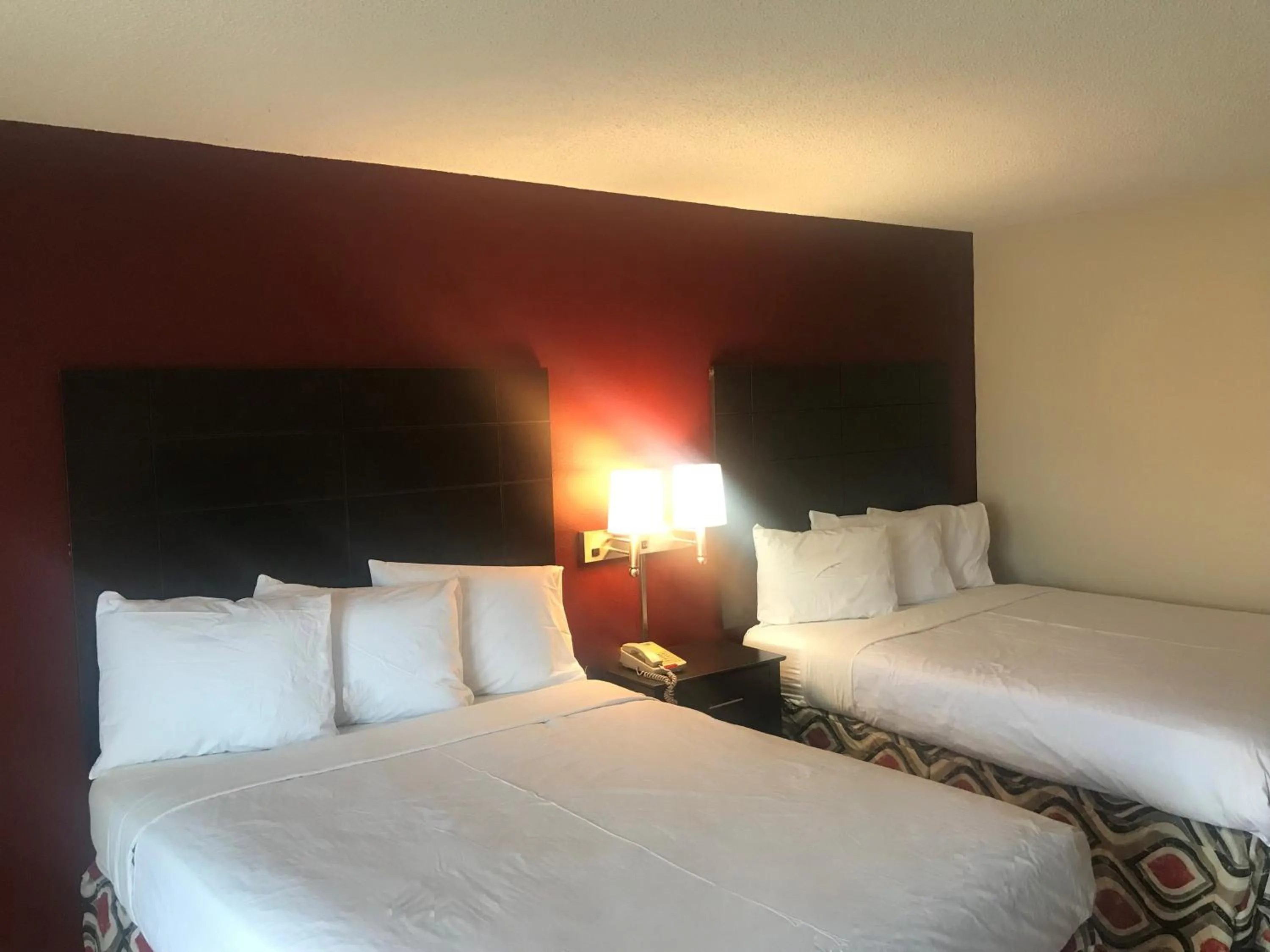 Photo of the whole room, Bed in Red Roof Inn & Suites San Angelo