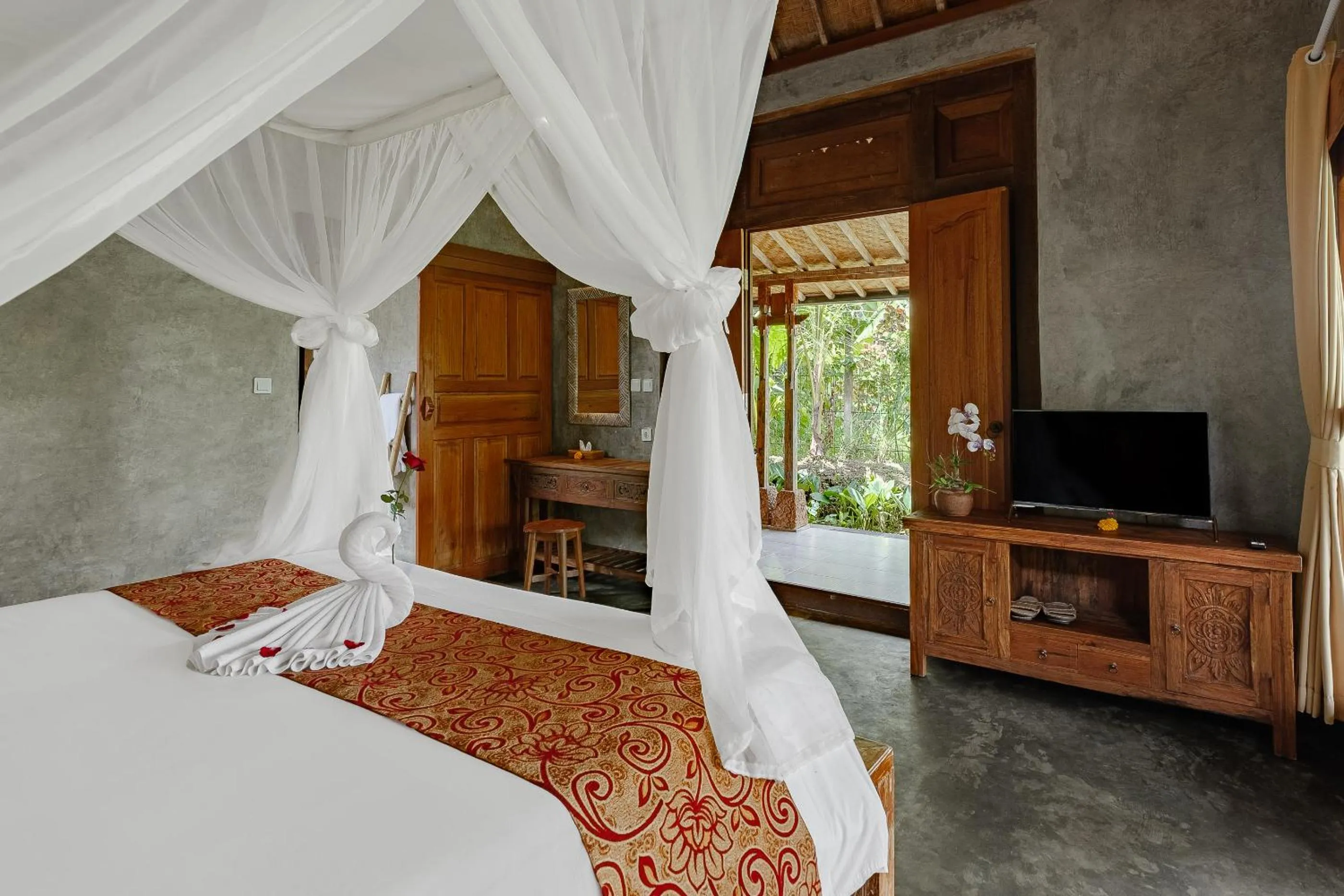 Bed in Moringa Ubud Villa