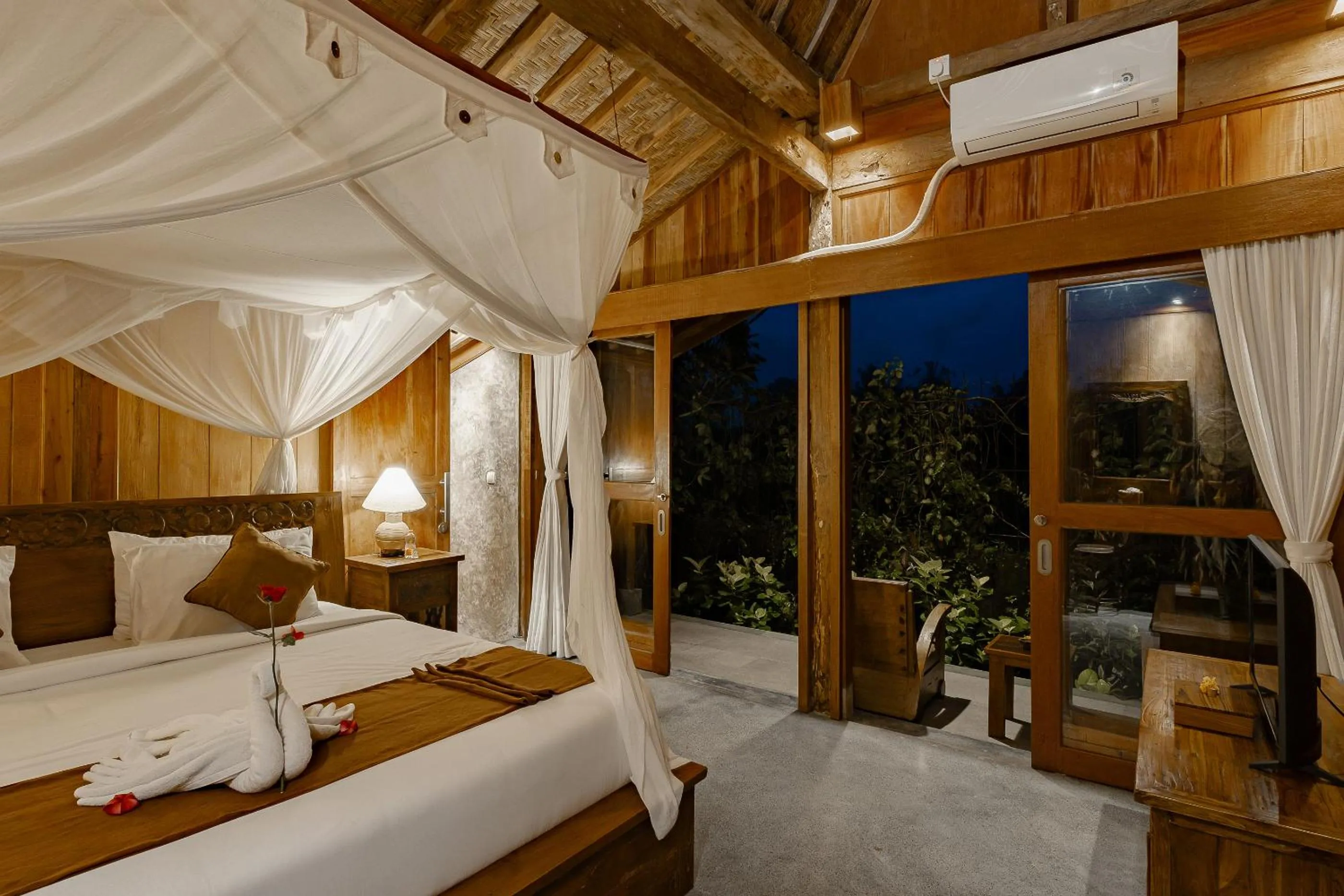 Bed in Moringa Ubud Villa