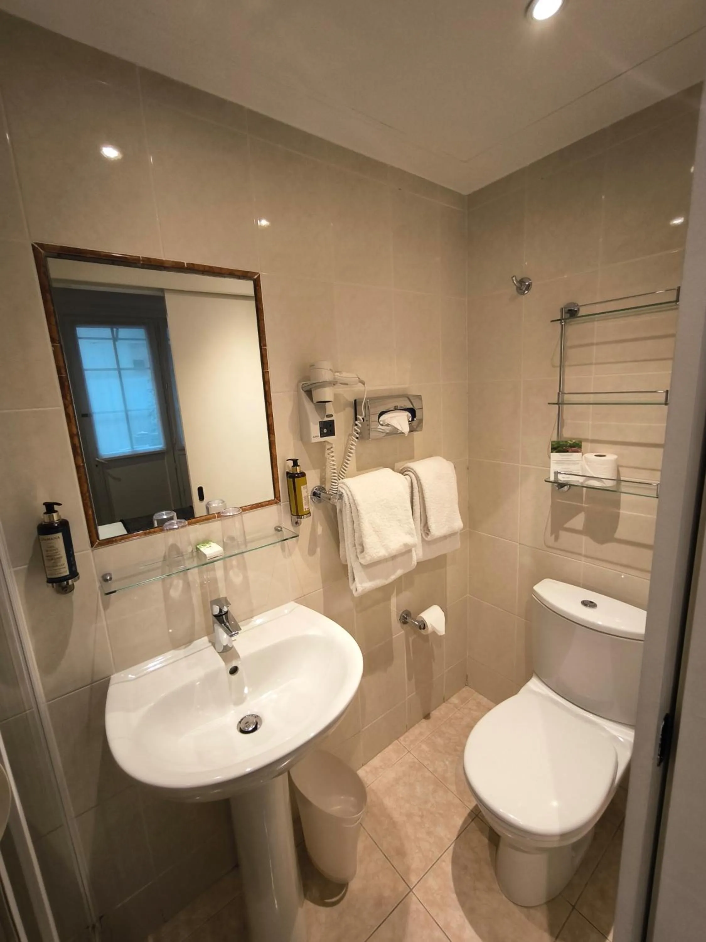 Shower in Acacias Etoile