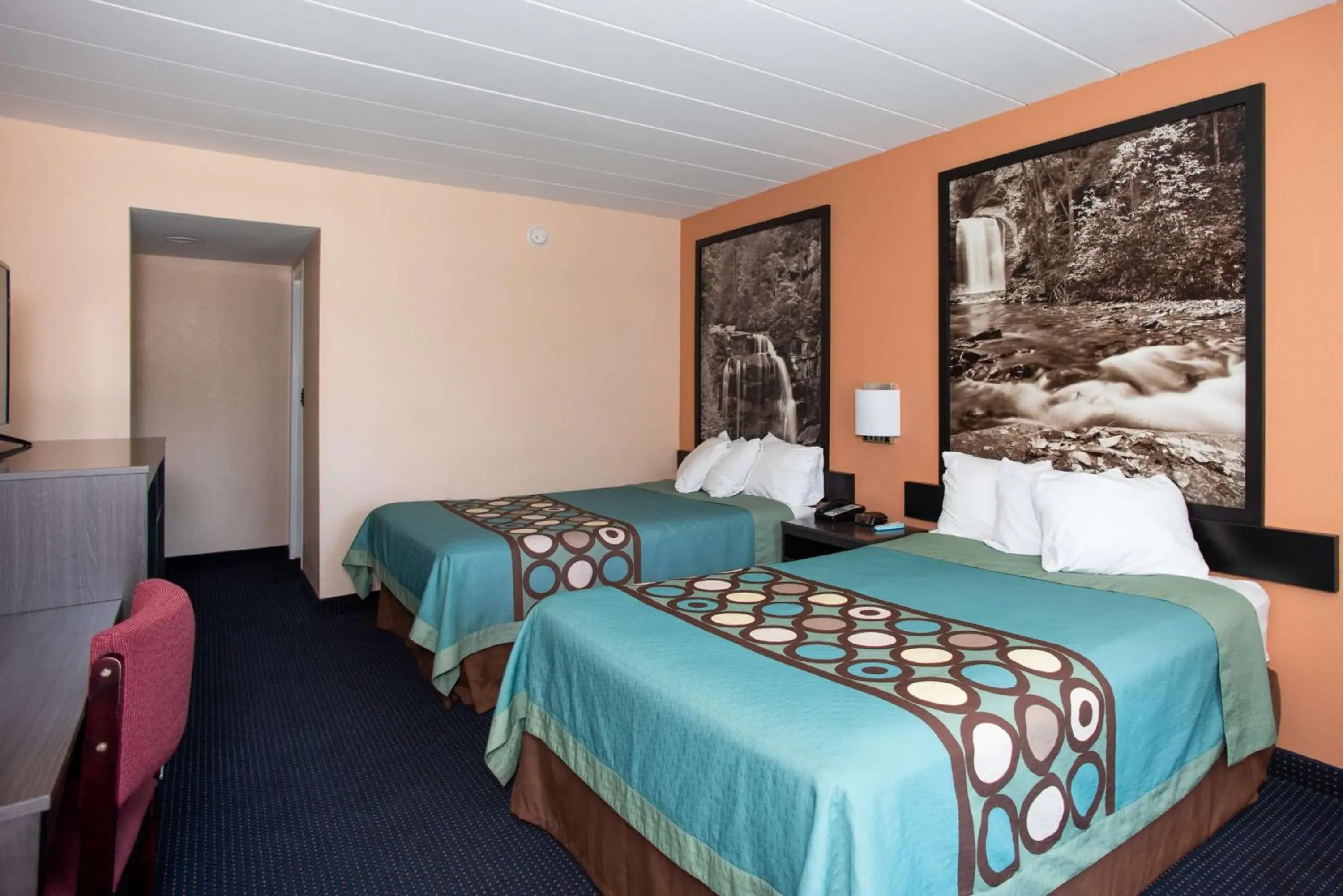 Photo of the whole room, Bed in Super 8 by Wyndham Black Mountain Photo of the whole room, Bed in Super 8 by Wyndham Black Mountain