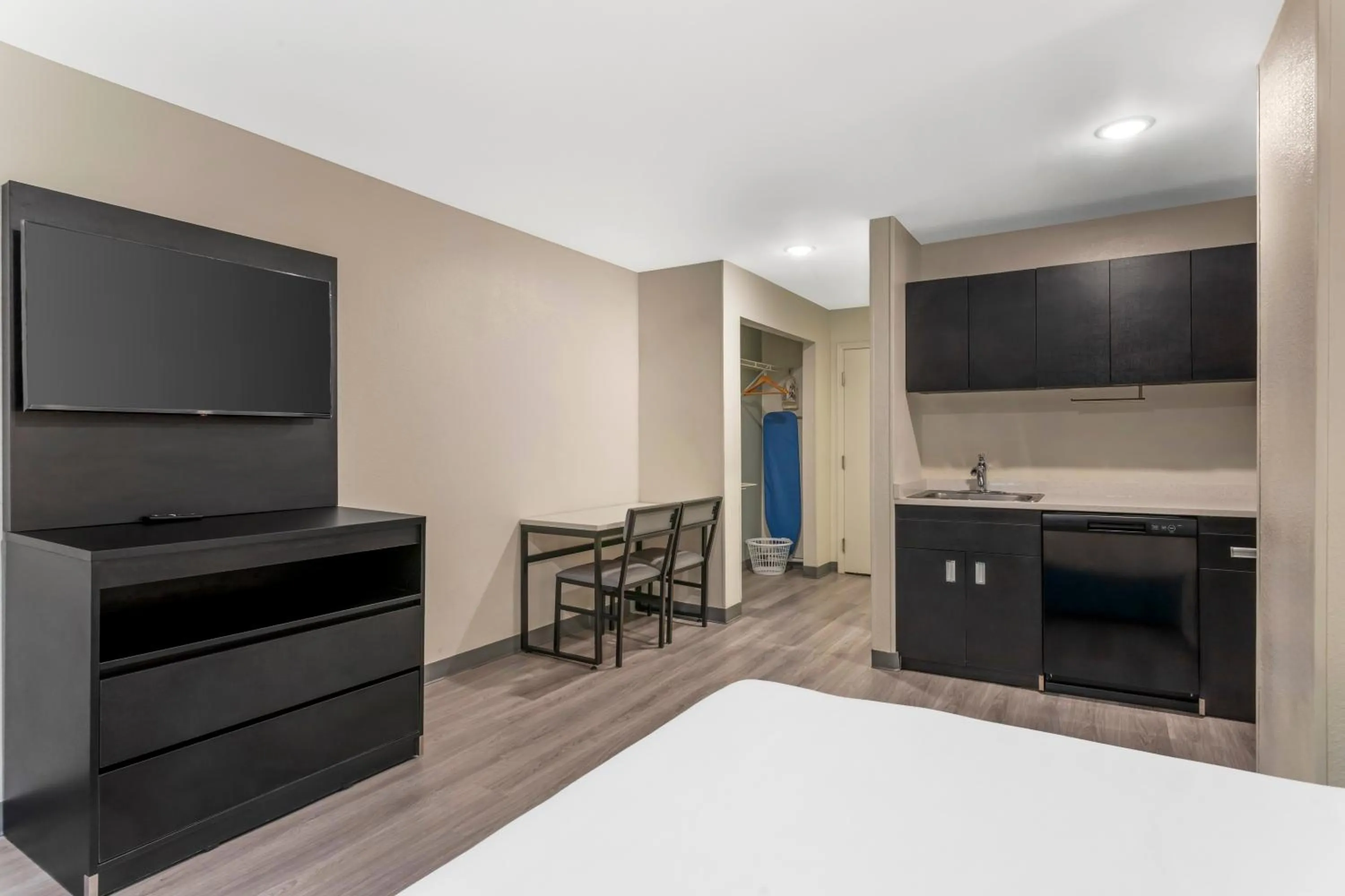 Photo of the whole room, Bed in MainStay Suites Little Rock West Near Medical Centers