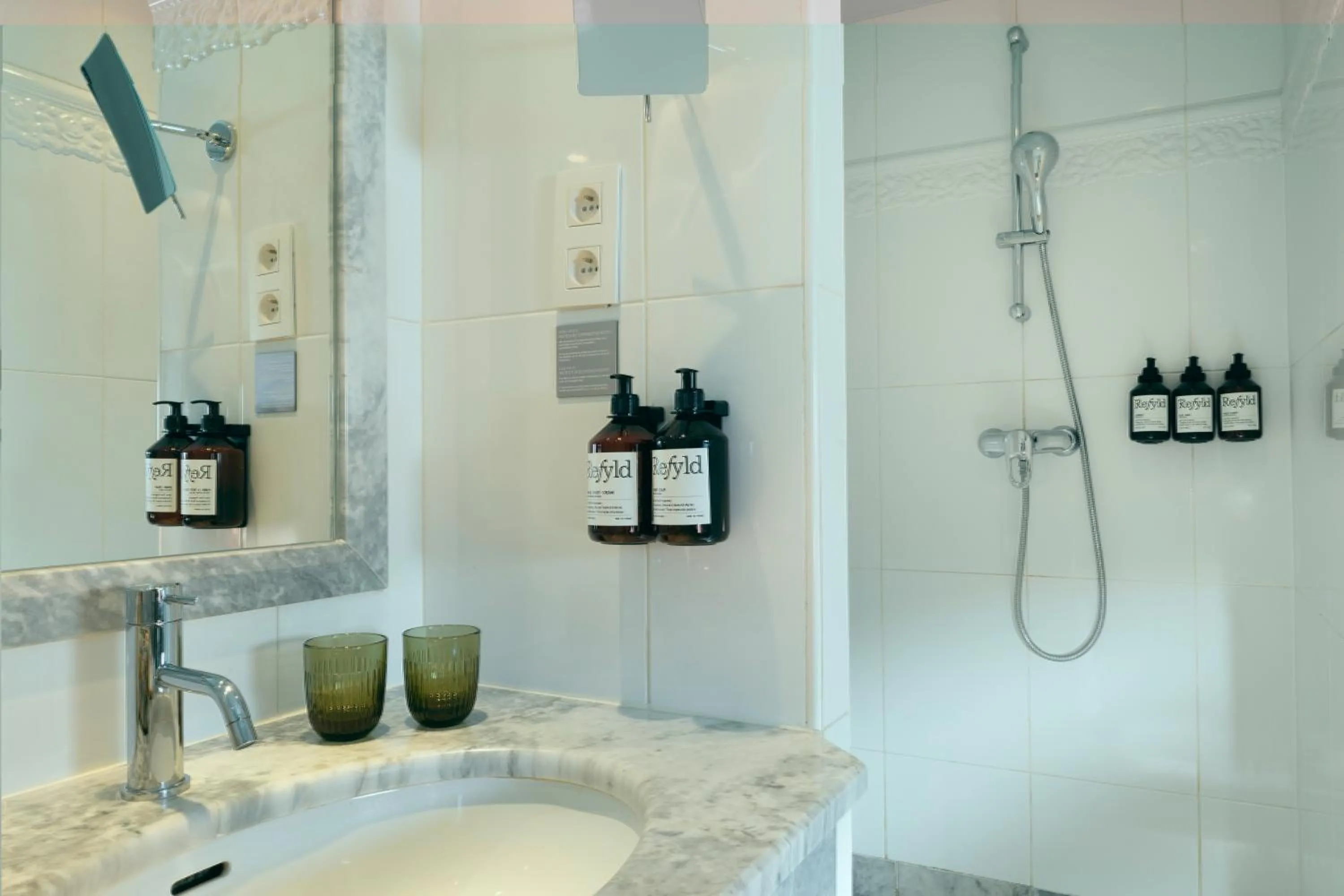 Bathroom in Hôtel Le Lavoisier & Spa