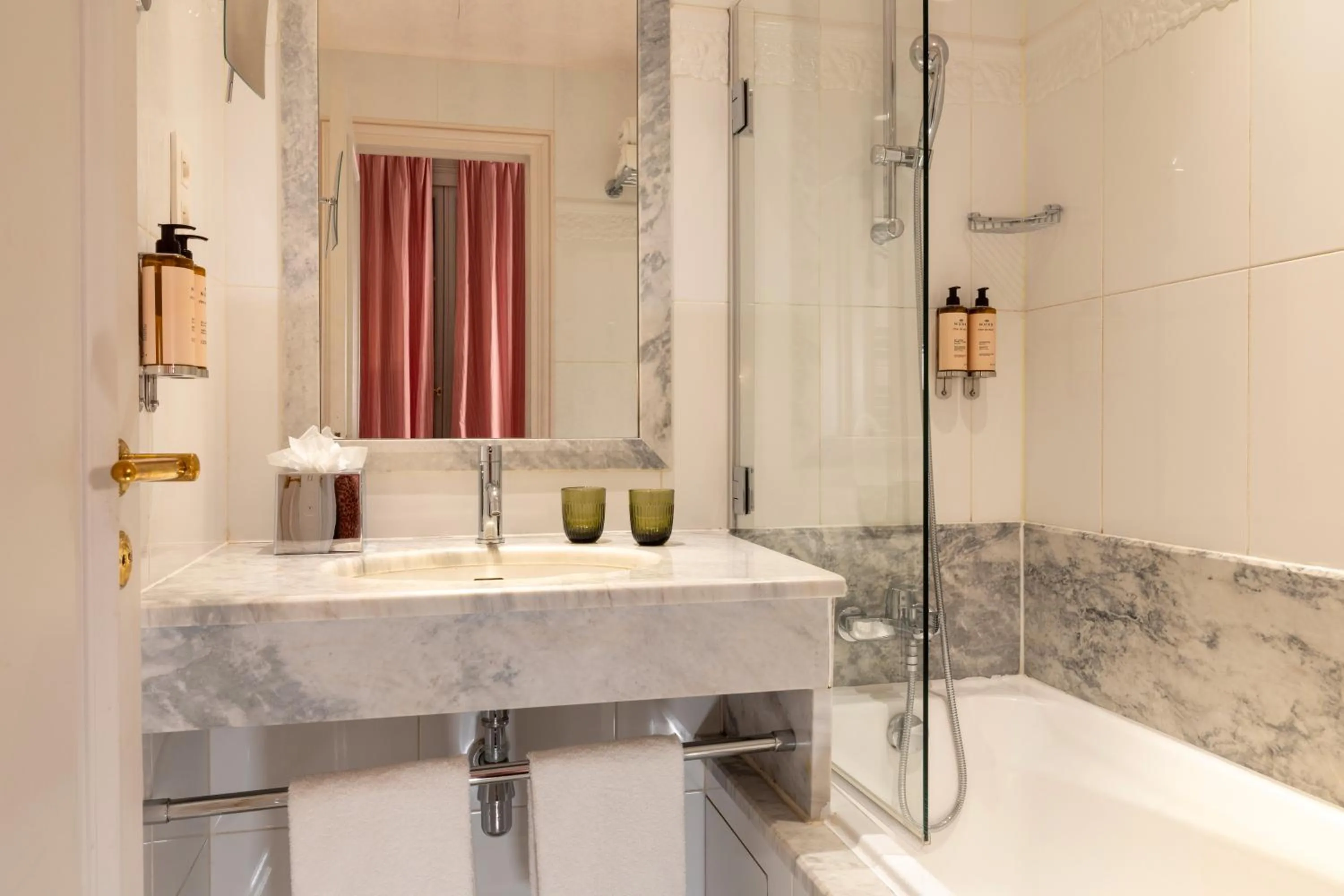 Bathroom in Hôtel Le Lavoisier & Spa