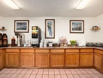 Breakfast in Super 8 by Wyndham Houghton Breakfast in Super 8 by Wyndham Houghton