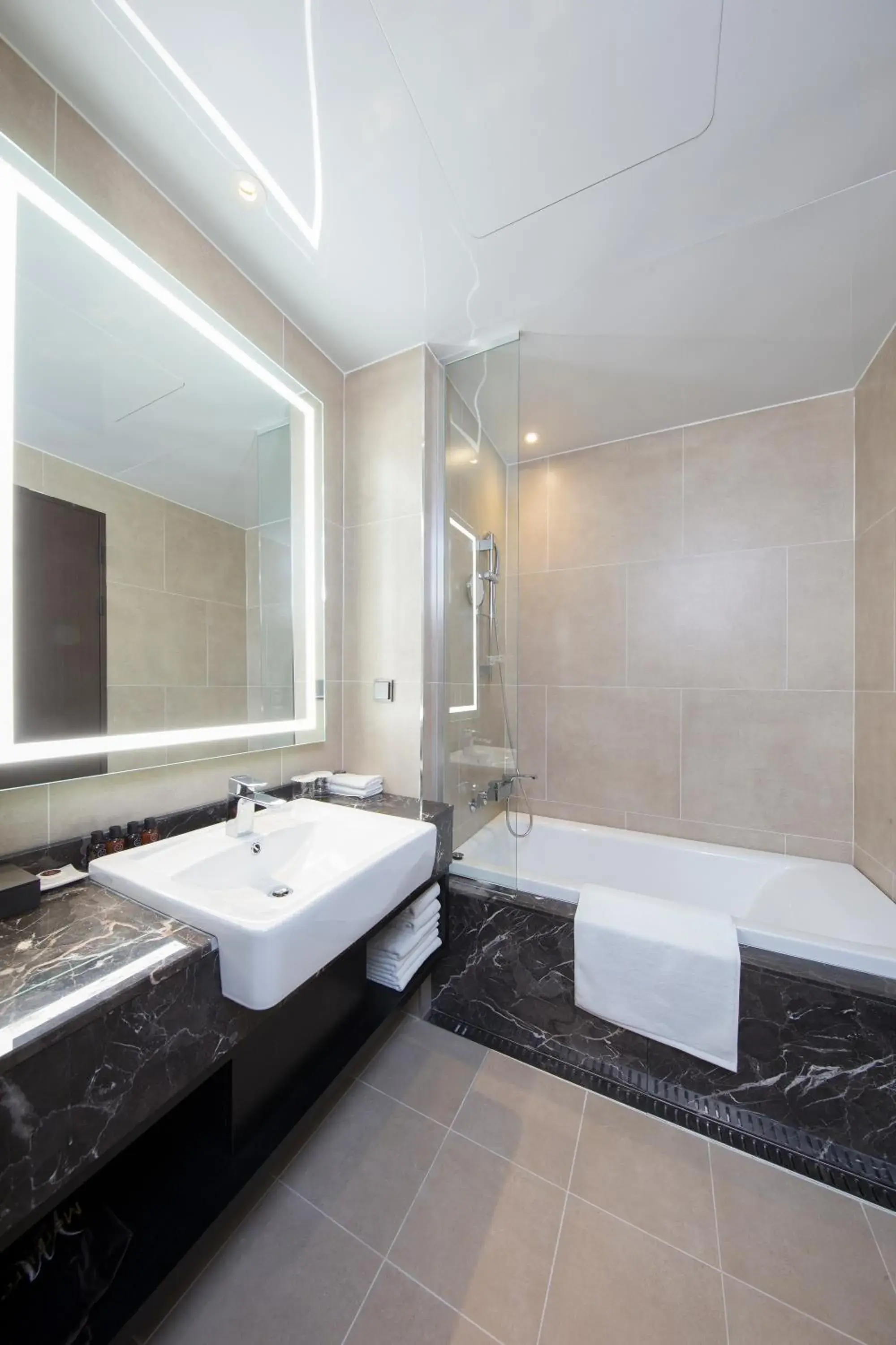 Shower, Bed in Ramada by Wyndham Daejeon Shower, Bed in Ramada by Wyndham Daejeon