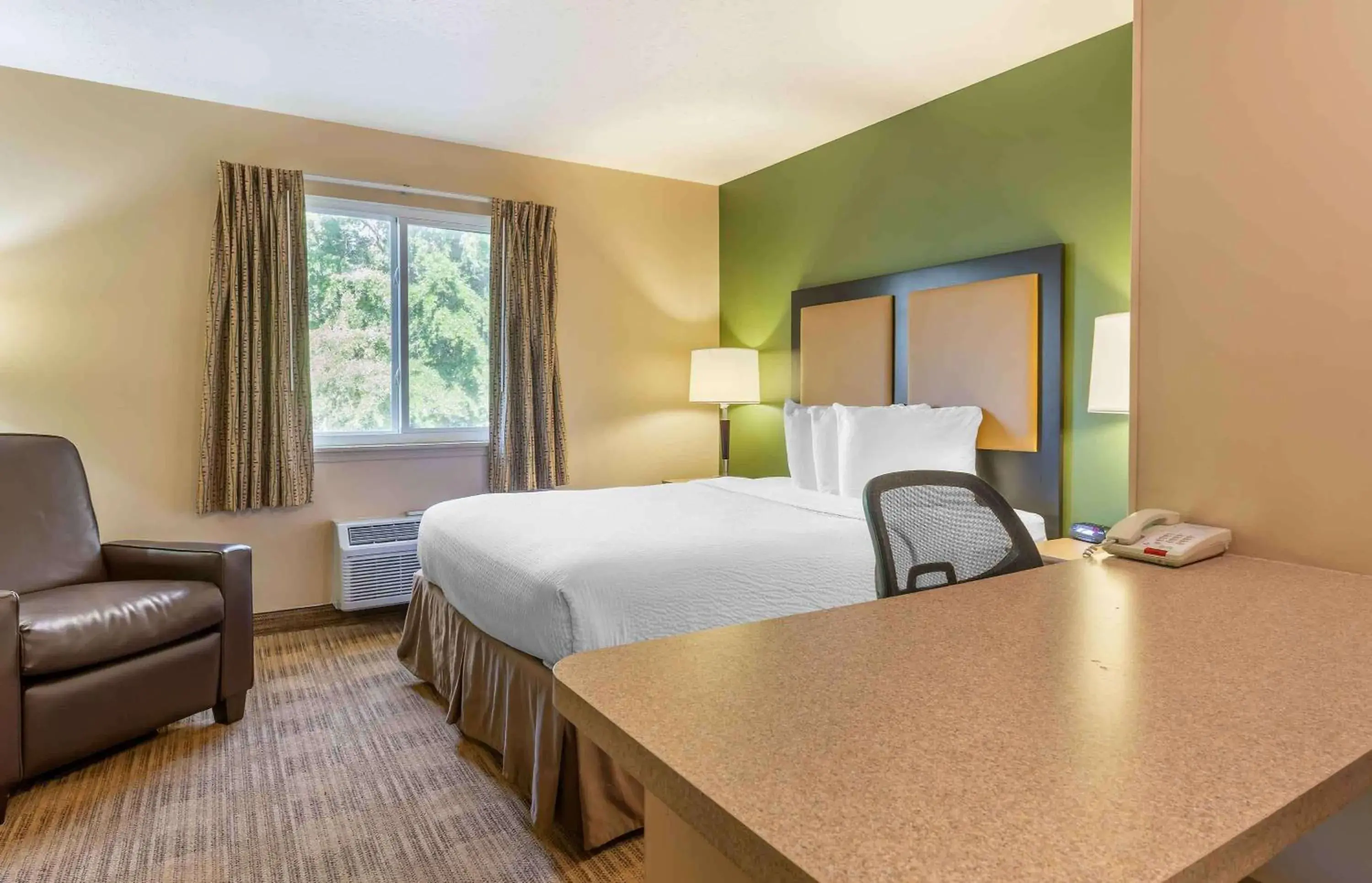 Bedroom, Bed in Extended Stay America Suites - Houston - Med Ctr - NRG Park - Kirby Bedroom, Bed in Extended Stay America Suites - Houston - Med Ctr - NRG Park - Kirby