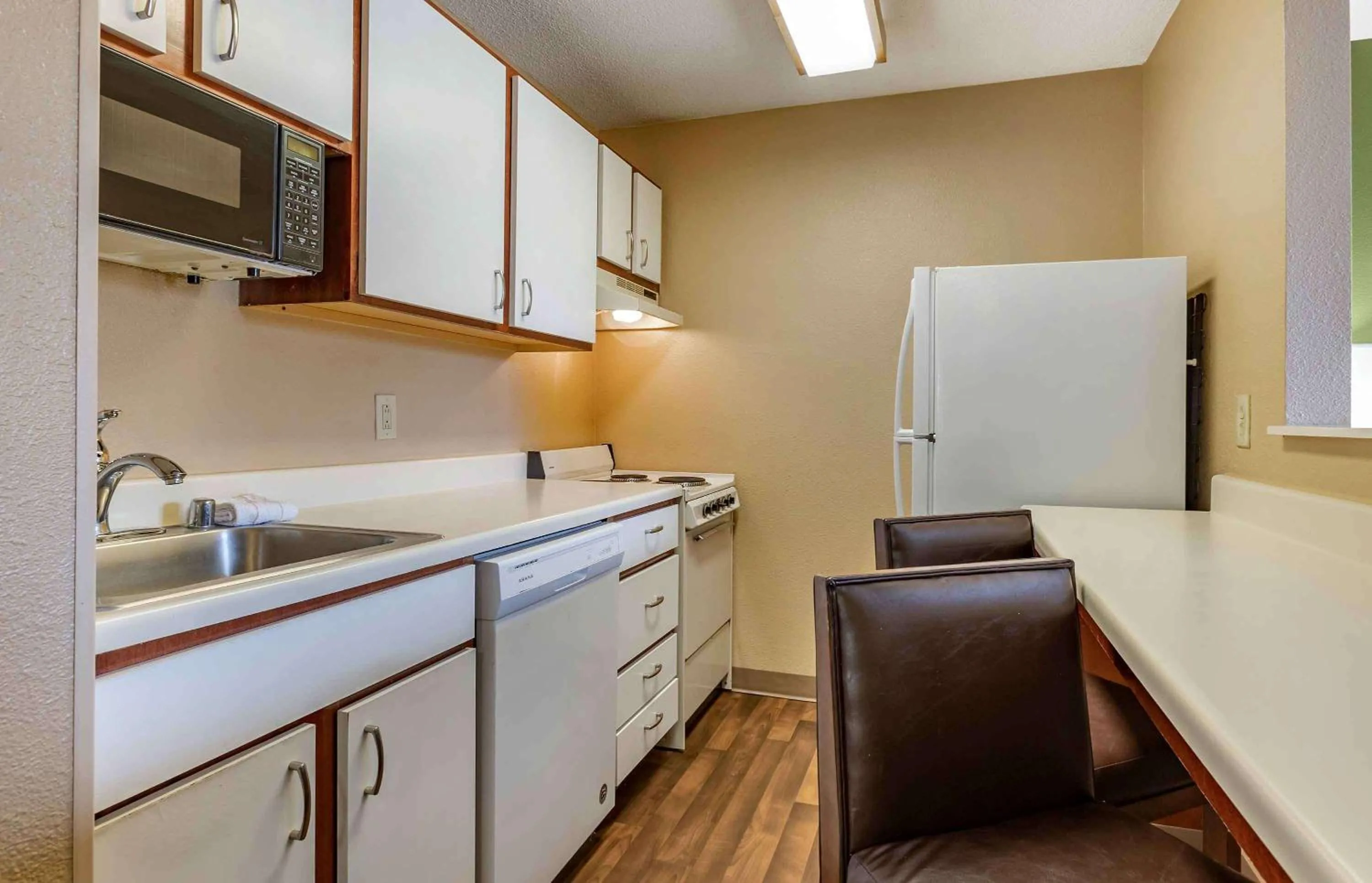 Kitchen or kitchenette in Extended Stay America Suites - Houston - Med Ctr - NRG Park - Kirby