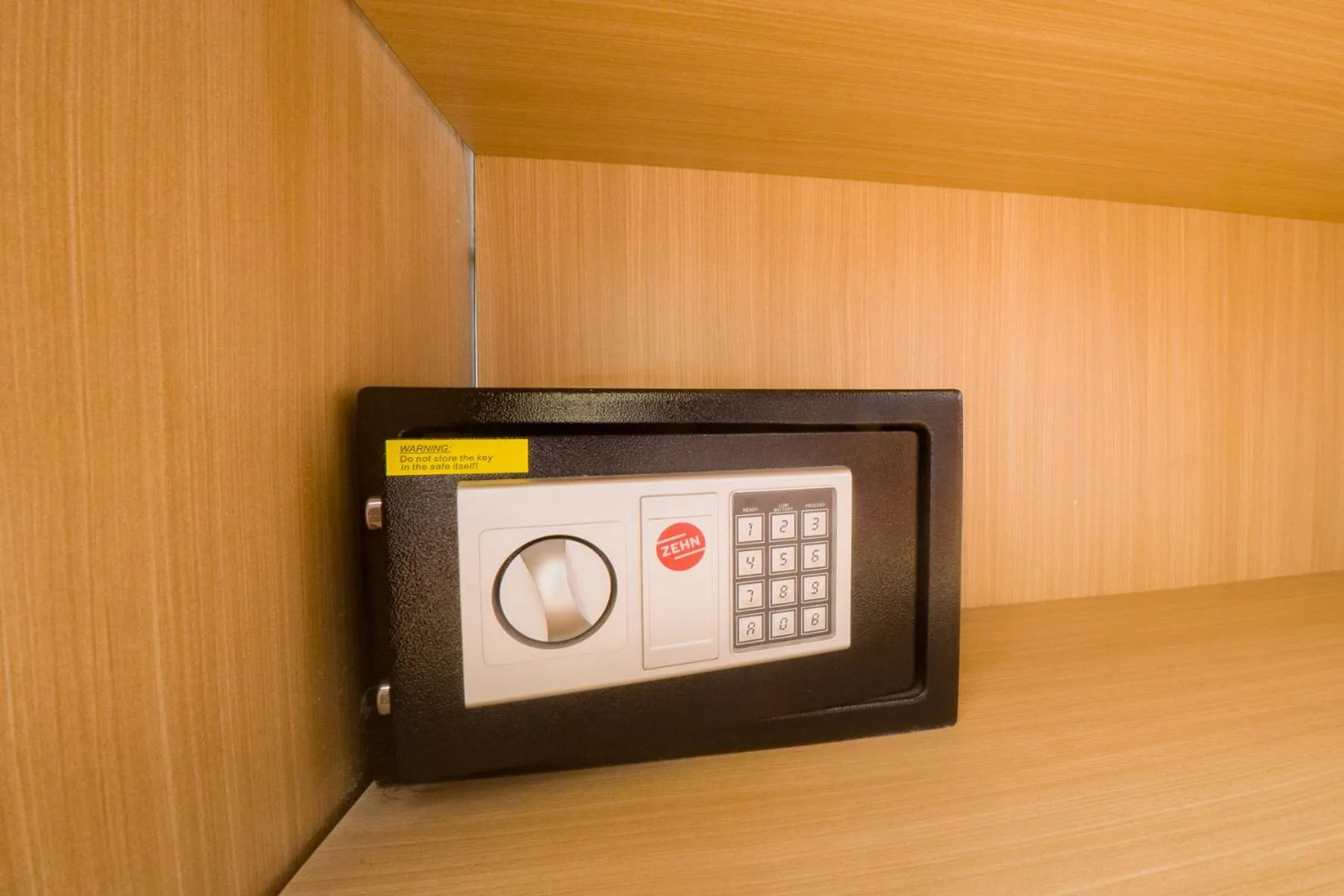 Bedroom in RedDoorz Apartment near Bundaran Satelit Surabaya