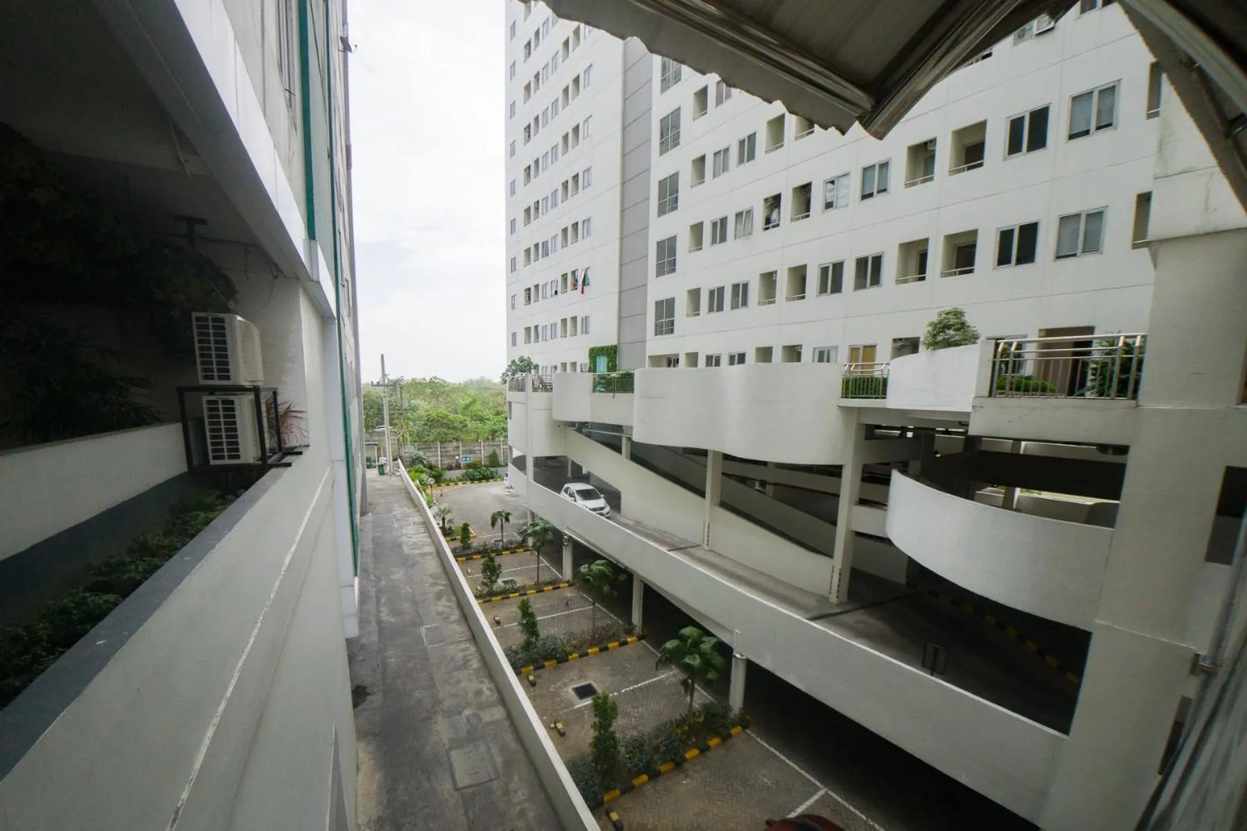 Balcony/Terrace in RedDoorz Apartment near Bundaran Satelit Surabaya