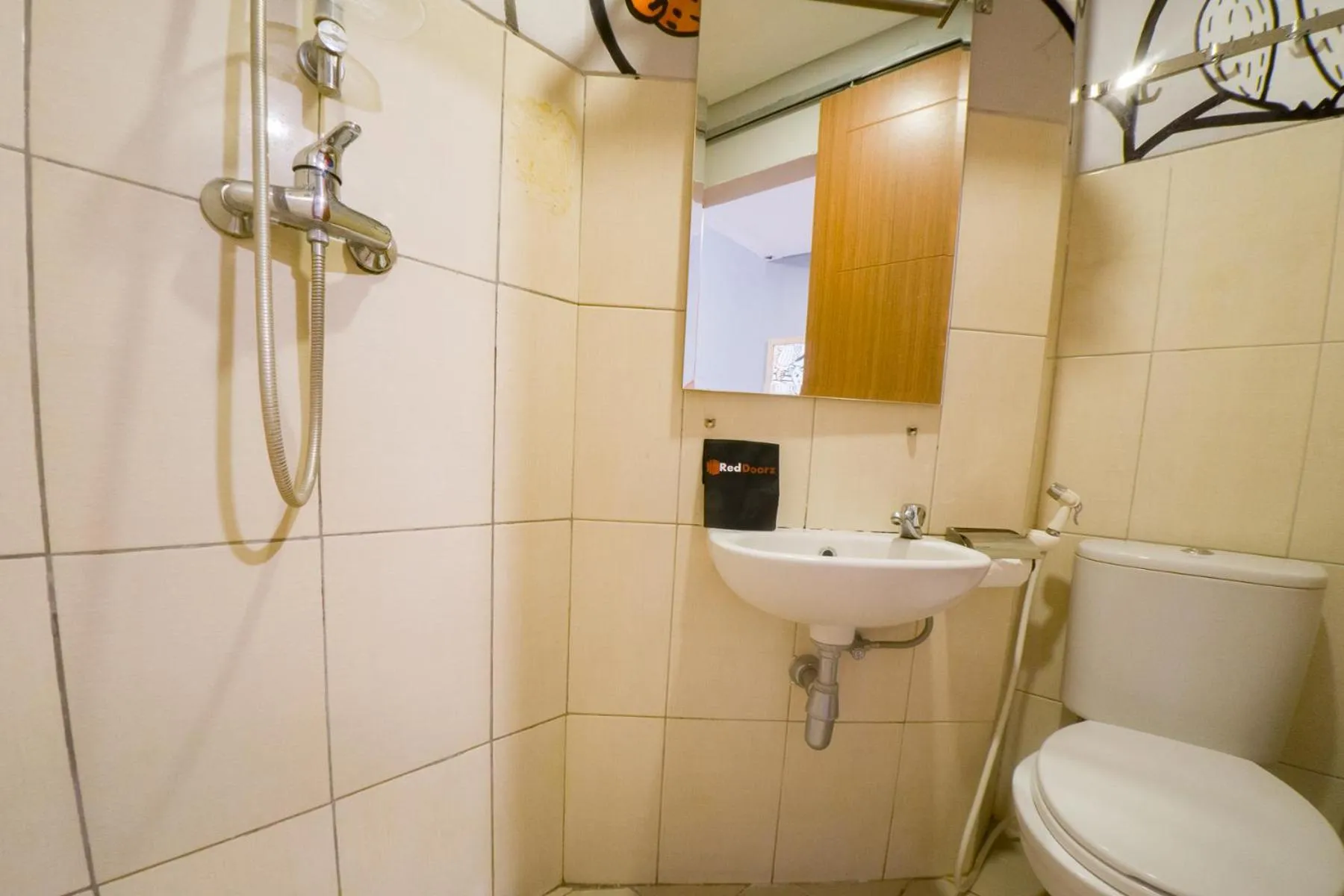 Bathroom in RedDoorz Apartment near Bundaran Satelit Surabaya