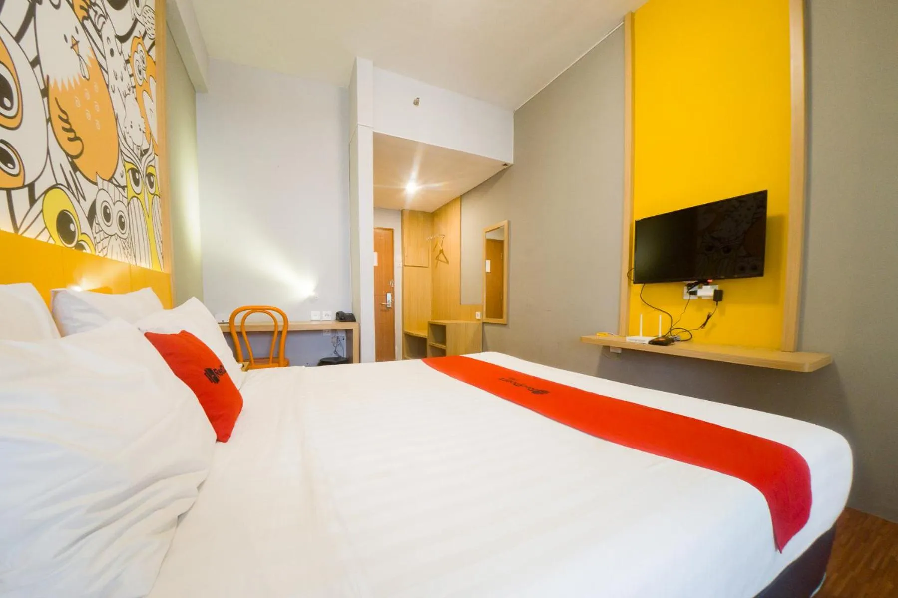 Bedroom, Bed in RedDoorz Apartment near Bundaran Satelit Surabaya