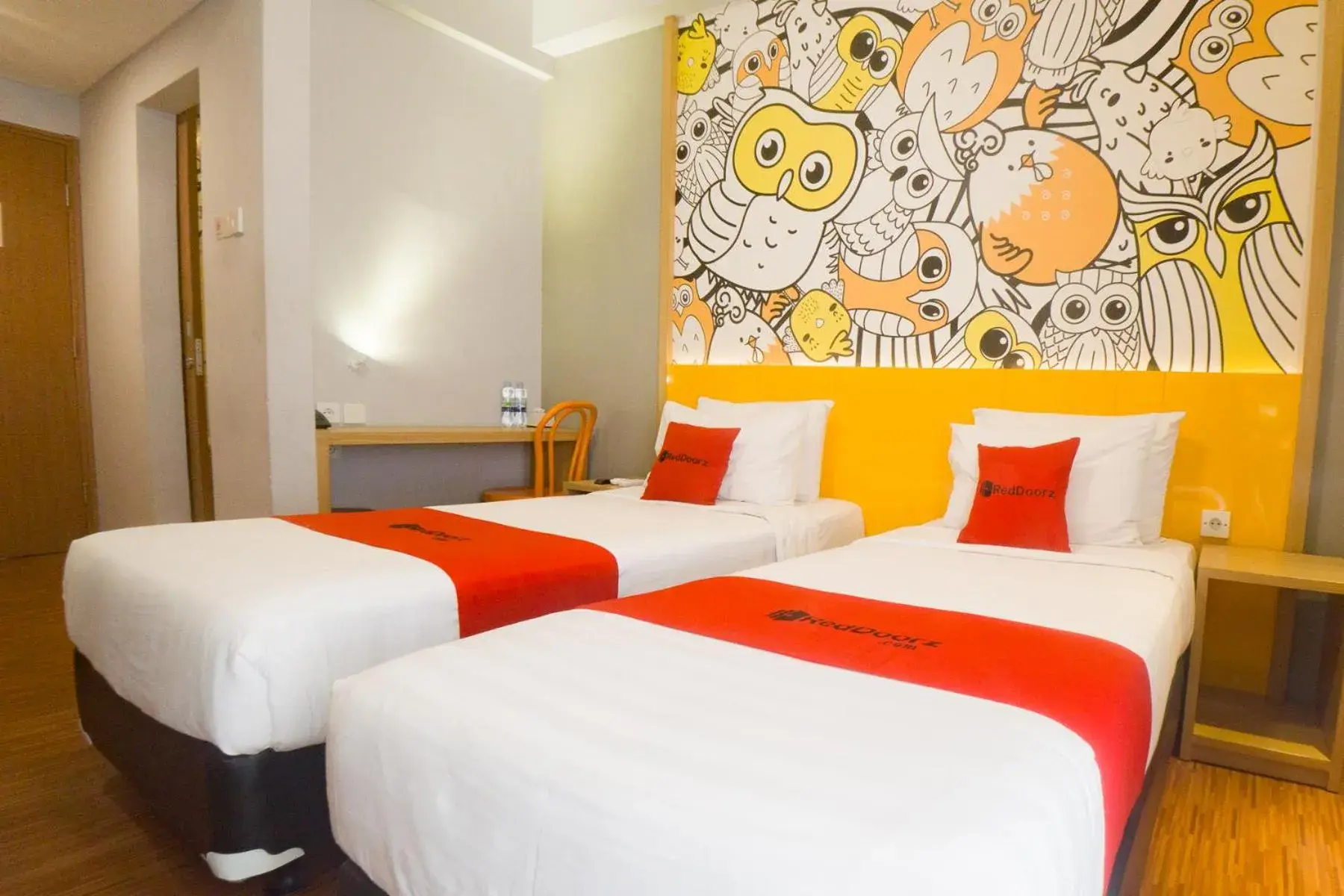 Twin Room in RedDoorz Apartment near Bundaran Satelit Surabaya Twin Room in RedDoorz Apartment near Bundaran Satelit Surabaya