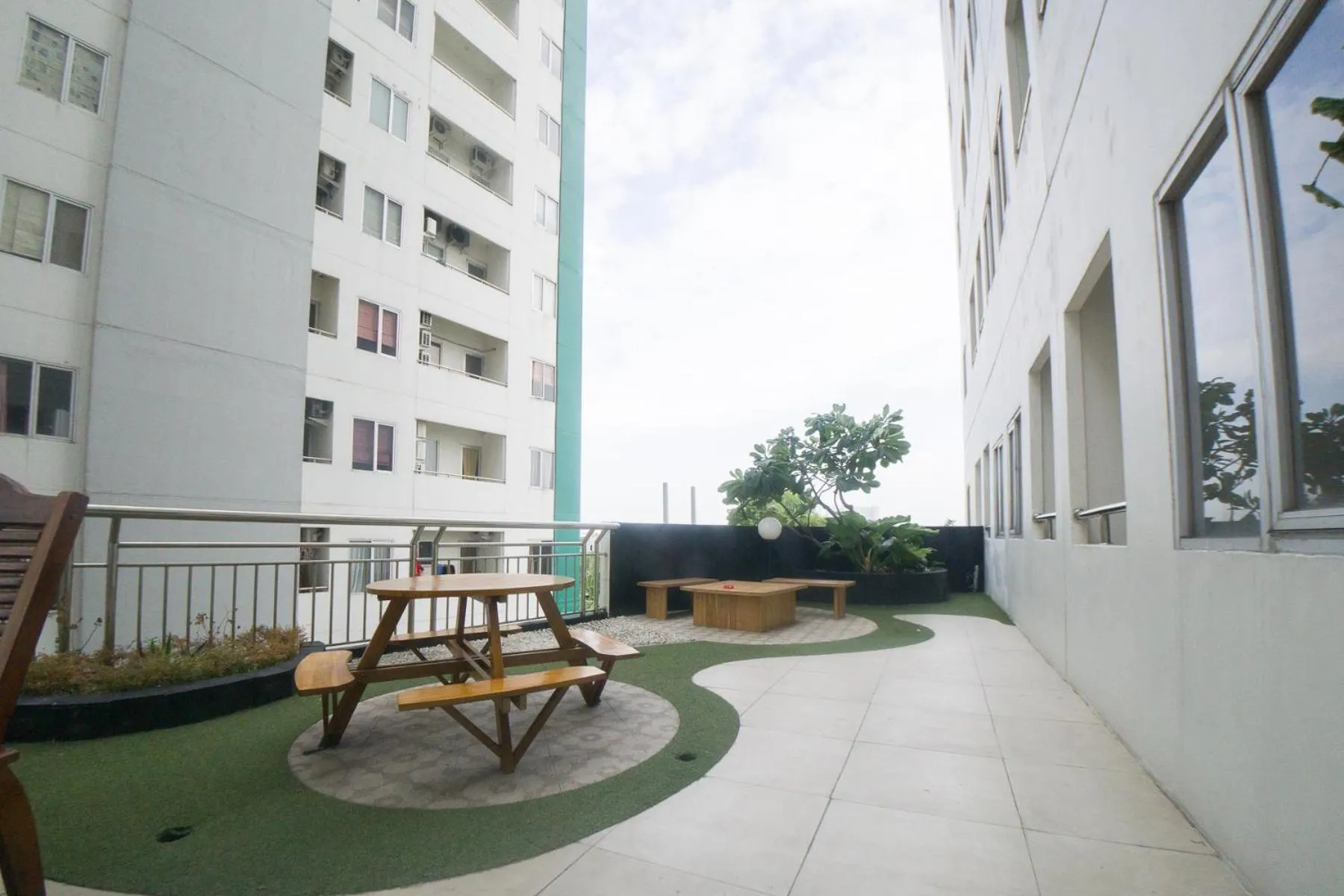 Property building in RedDoorz Apartment near Bundaran Satelit Surabaya