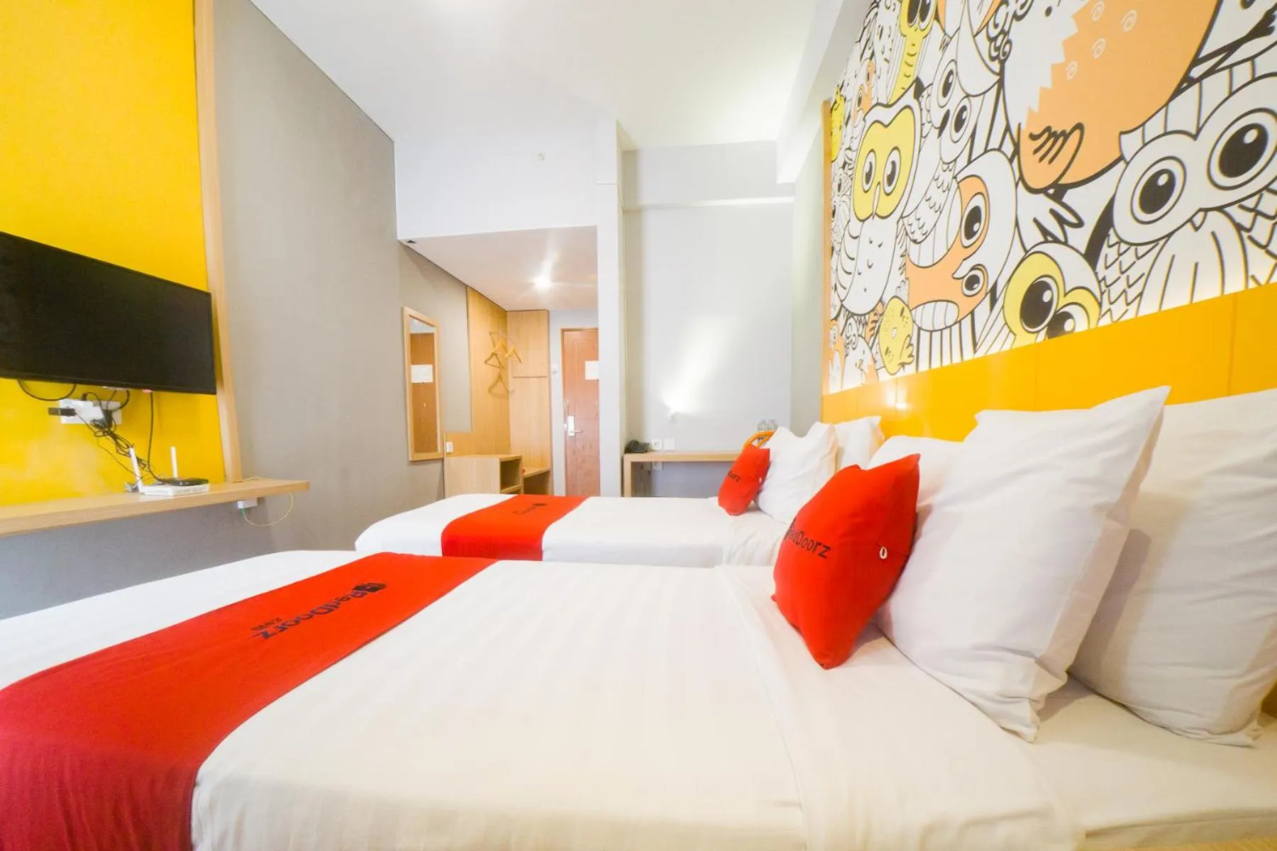 Bedroom, Bed in RedDoorz Apartment near Bundaran Satelit Surabaya