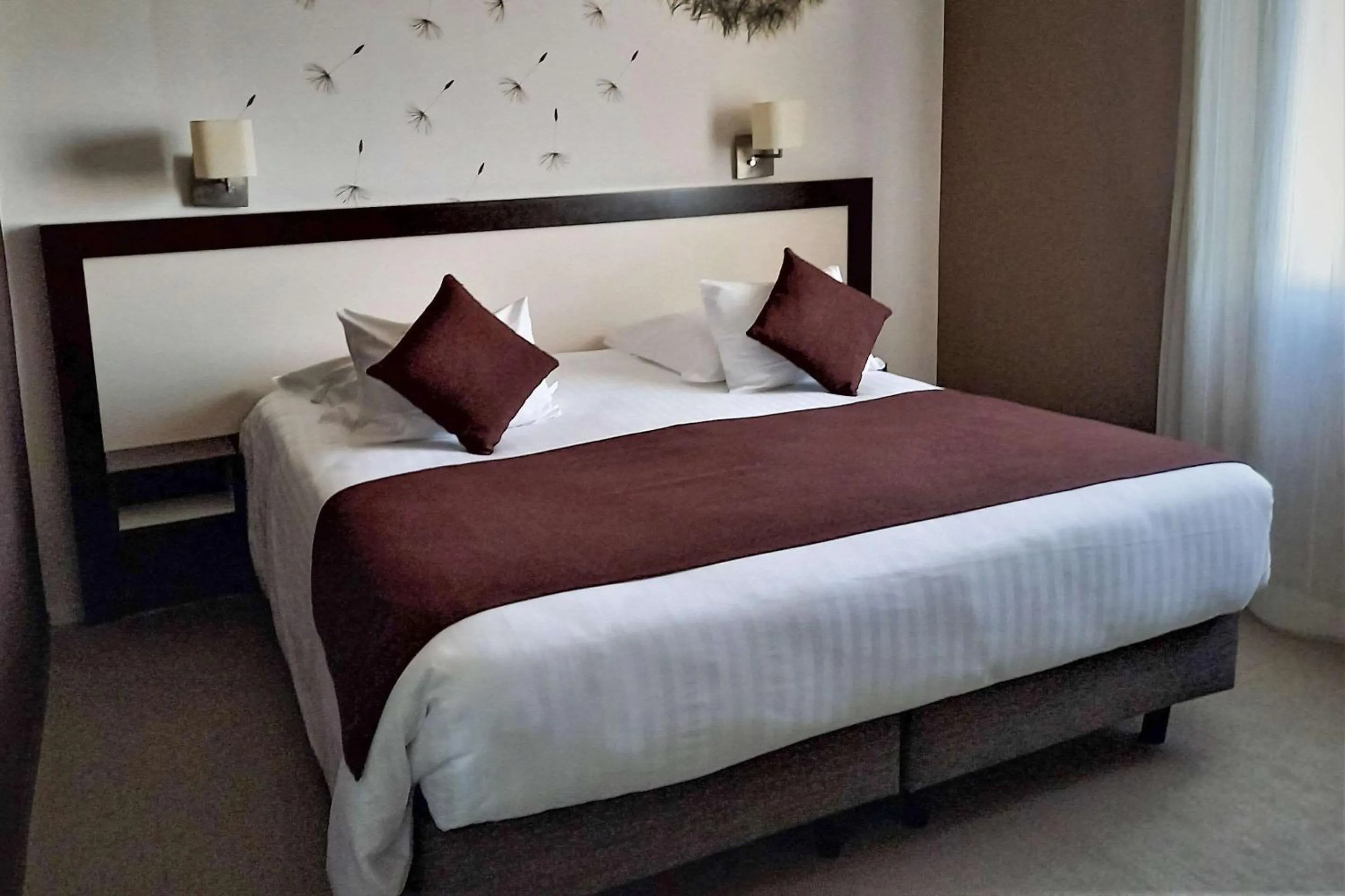 Bedroom, Bed in Quality Hotel La Marebaudière Vannes Centre