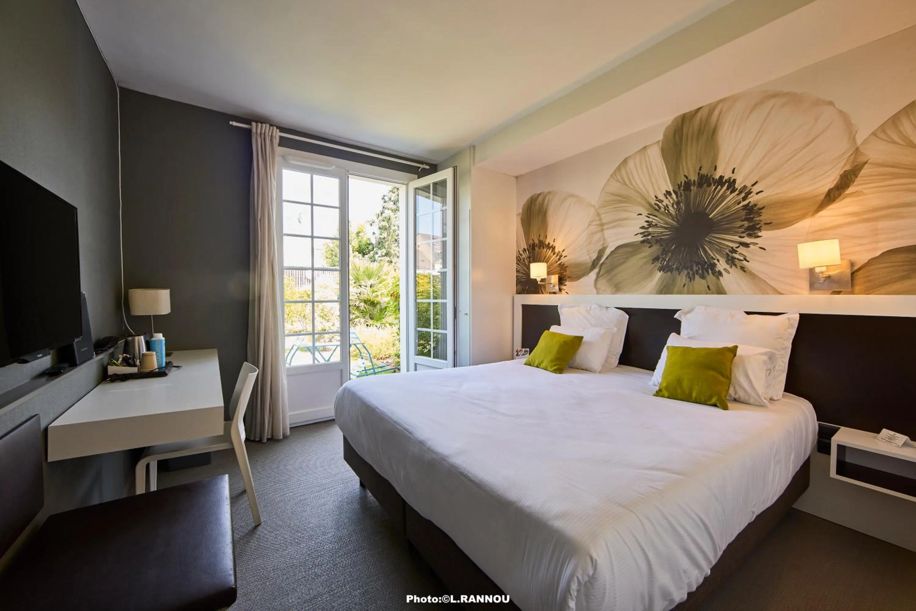 Bedroom, Bed in Quality Hotel La Marebaudière Vannes Centre