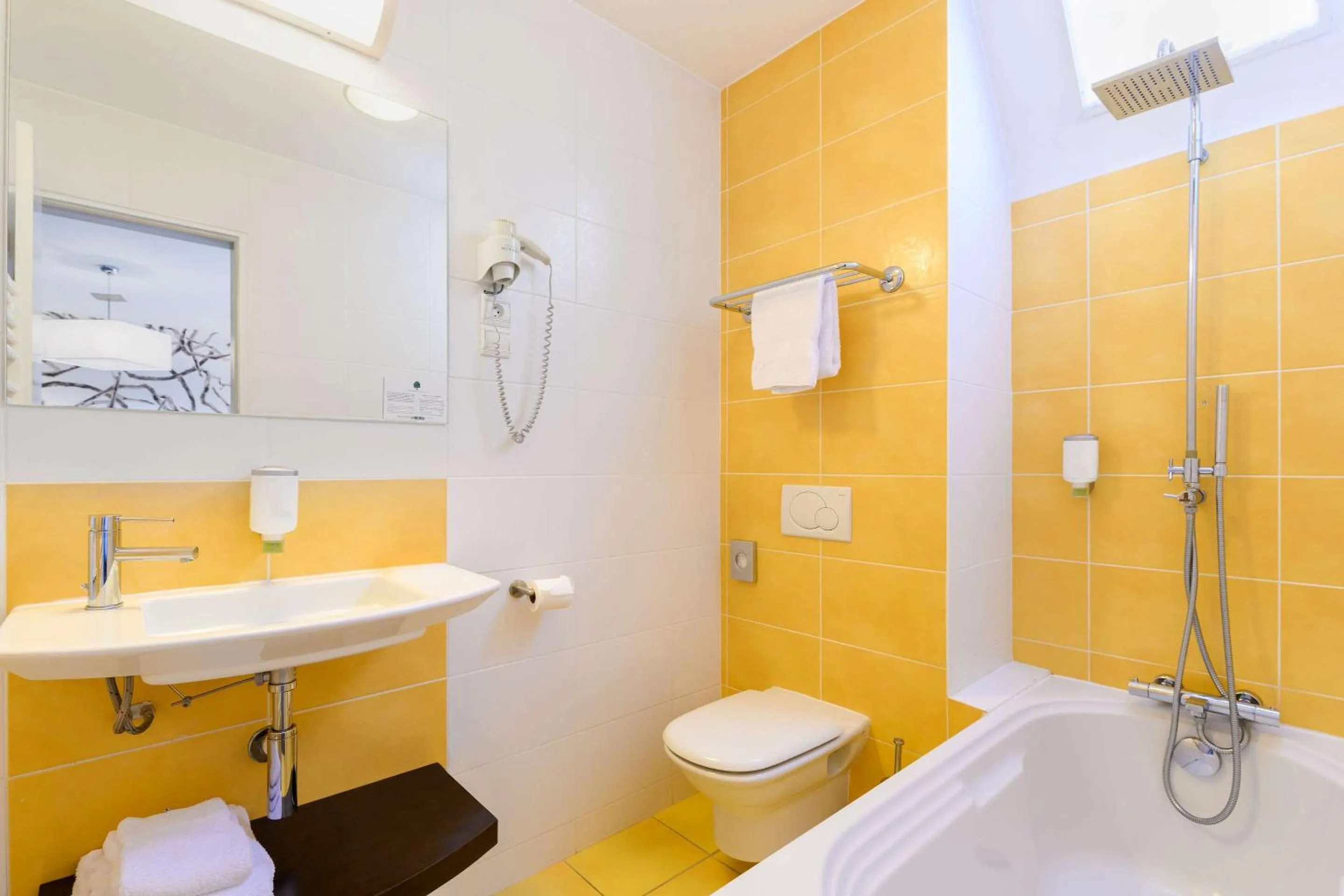 Bathroom in Quality Hotel La Marebaudière Vannes Centre