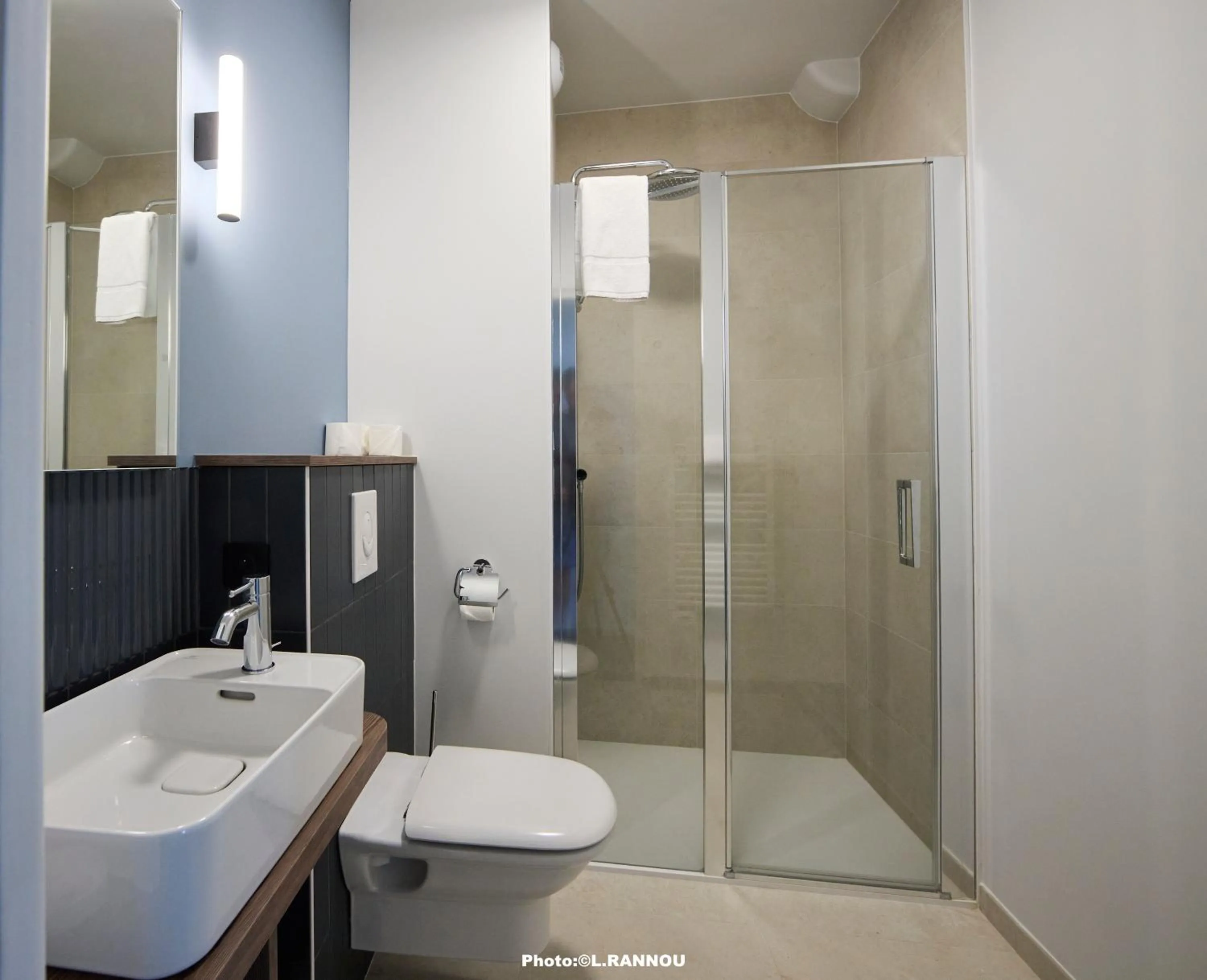 Bathroom in Quality Hotel La Marebaudière Vannes Centre